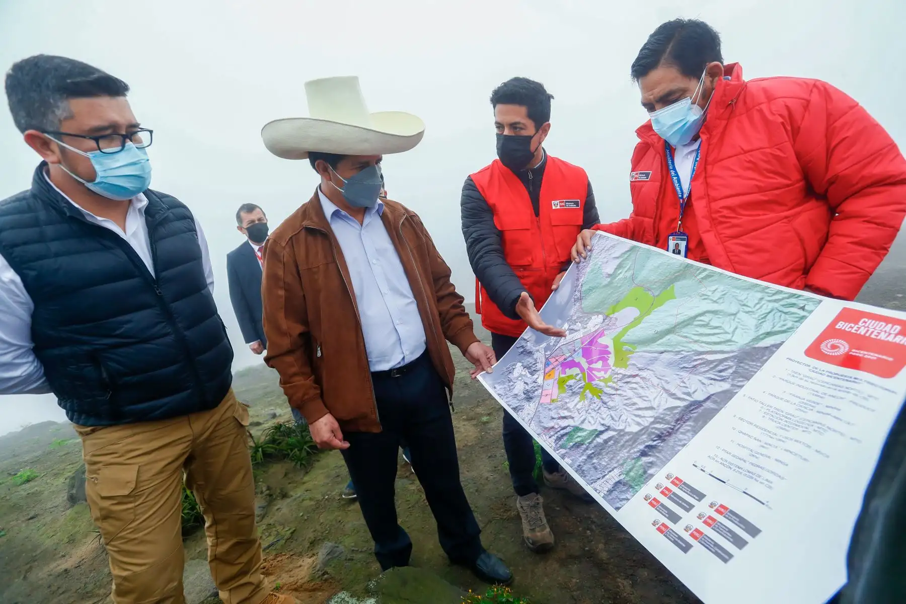 Presidente de la República, Pedro Castillo, junto a ministros del Ambiente, Rubén Ramírez, y de Vivienda, Construcción y Saneamiento, Geiner Alvarado,ANDINA/Prensa Presidencia