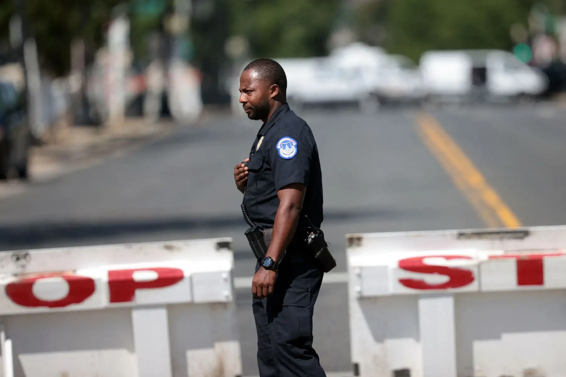 Los socorristas llegan al lugar para investigar un informe de un artefacto explosivo en una camioneta cerca de la Biblioteca del Congreso en Capitol Hill, en Washington, DC.
Foto: AFP