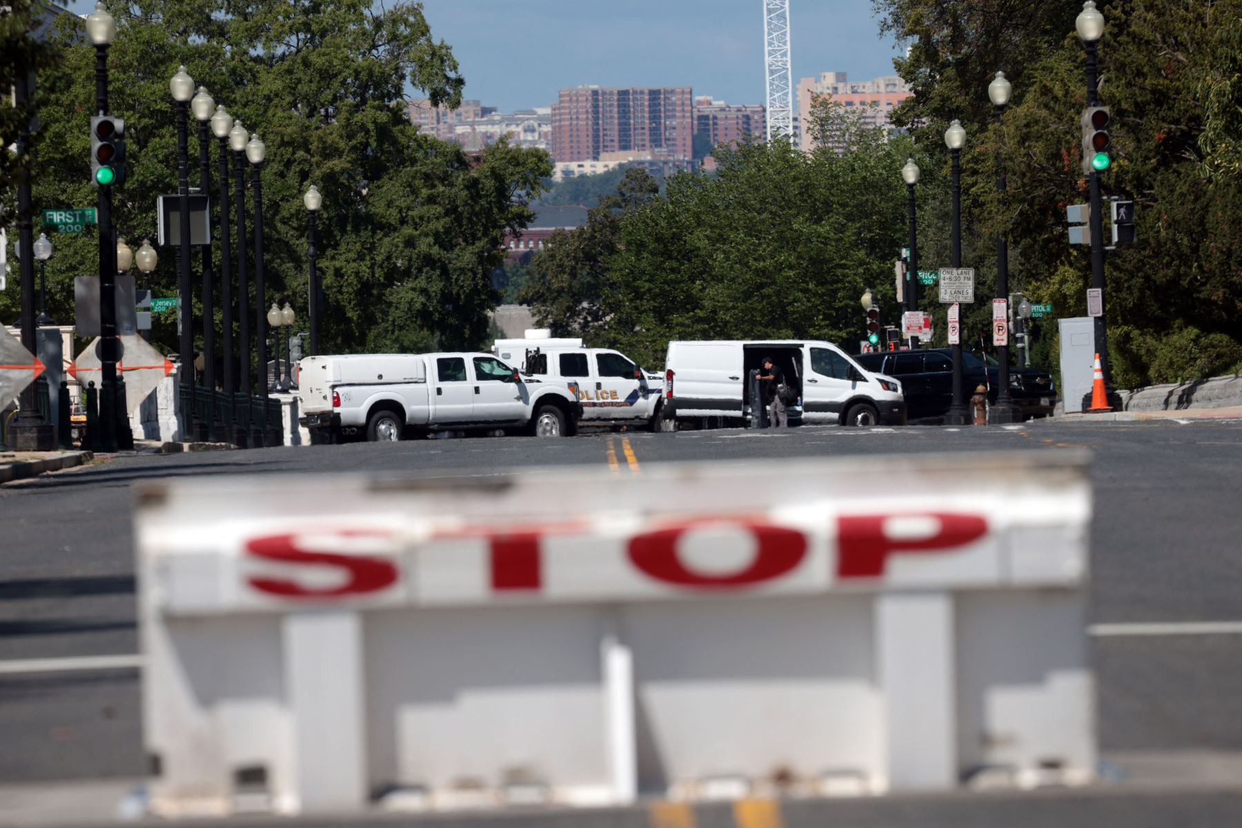 Los socorristas llegan al lugar para investigar un informe de un artefacto explosivo en una camioneta cerca de la Biblioteca del Congreso en Capitol Hill, en Washington, DC. 
Foto: AFP