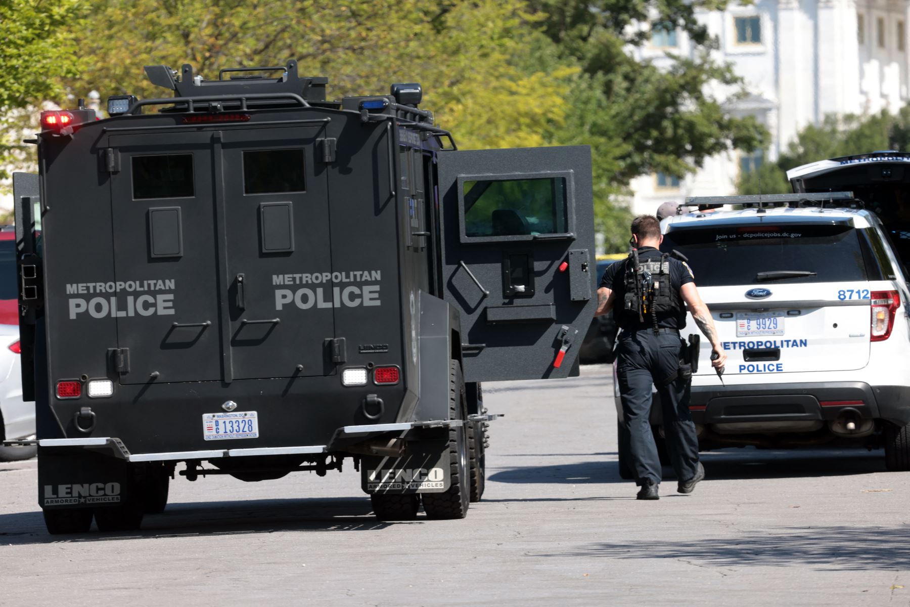 Los socorristas llegan al lugar para investigar un informe de un artefacto explosivo en una camioneta cerca de la Biblioteca del Congreso en Capitol Hill, en Washington, DC.
Foto: AFP