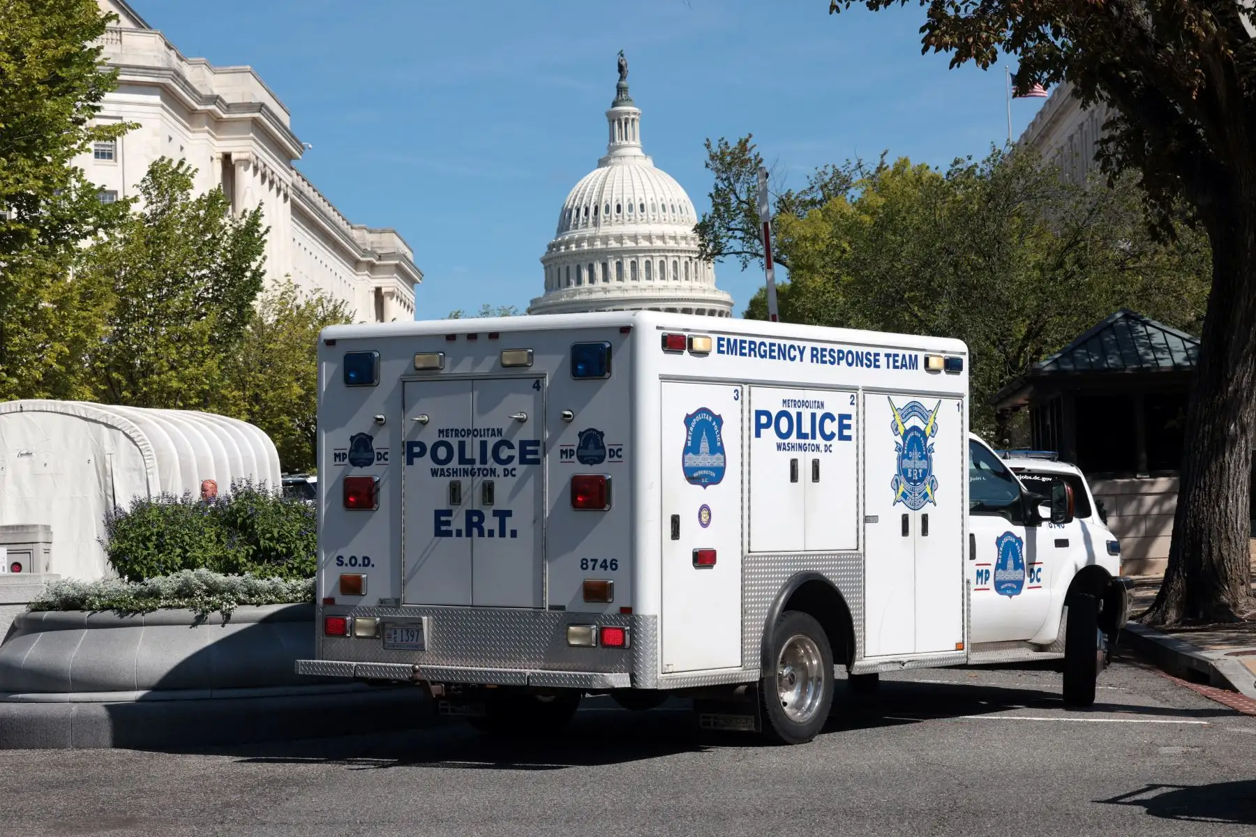 La policía del Capitolio de EE. UU. responde a un informe de un dispositivo explosivo en una camioneta cerca de la Biblioteca del Congreso en Capitol Hill, en Washington, DC. 
Foto: AFP