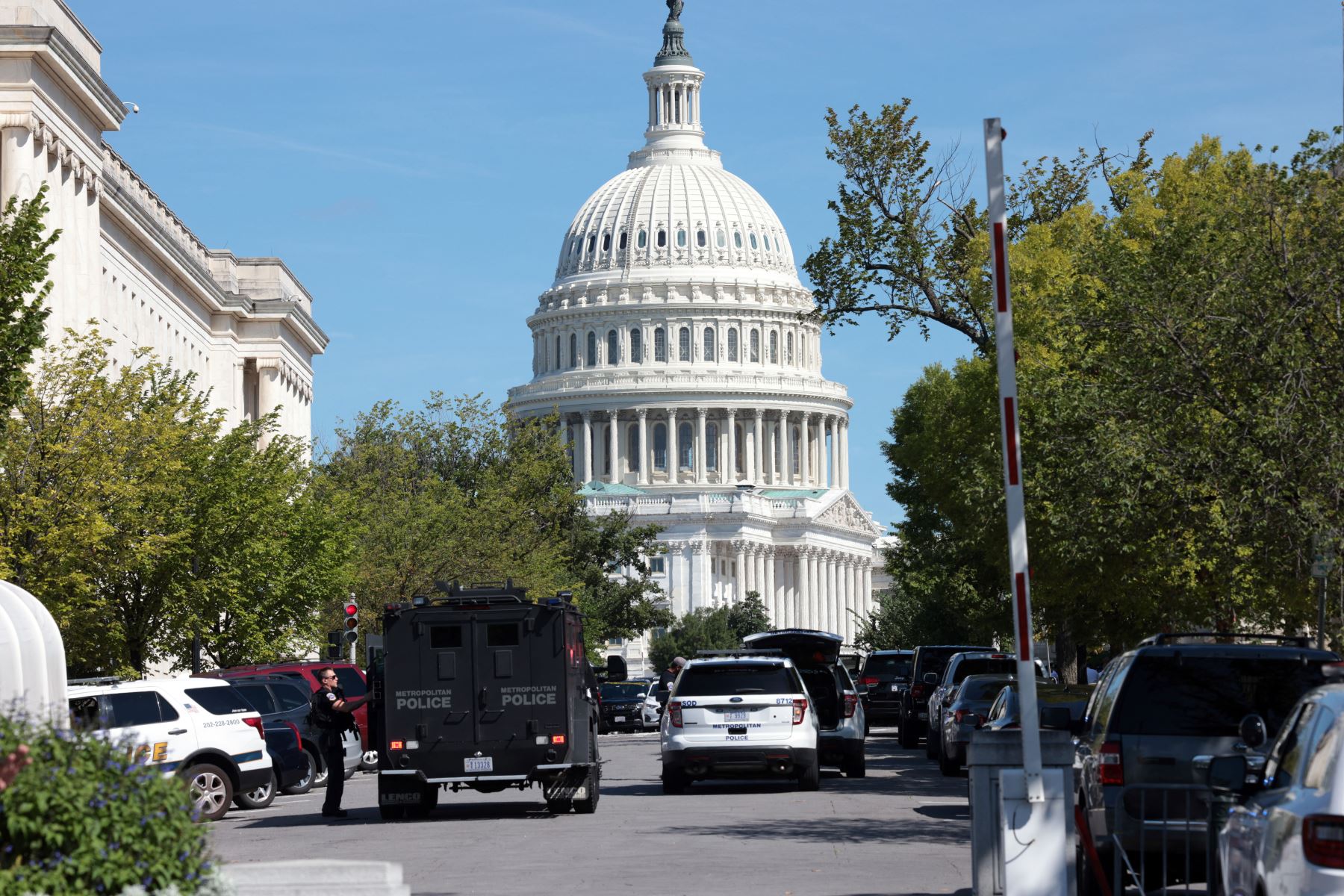 La policía del Capitolio de EE. UU. responde a un informe de un dispositivo explosivo en una camioneta cerca de la Biblioteca del Congreso en Capitol Hill, en Washington, DC. 
Foto: AFP
