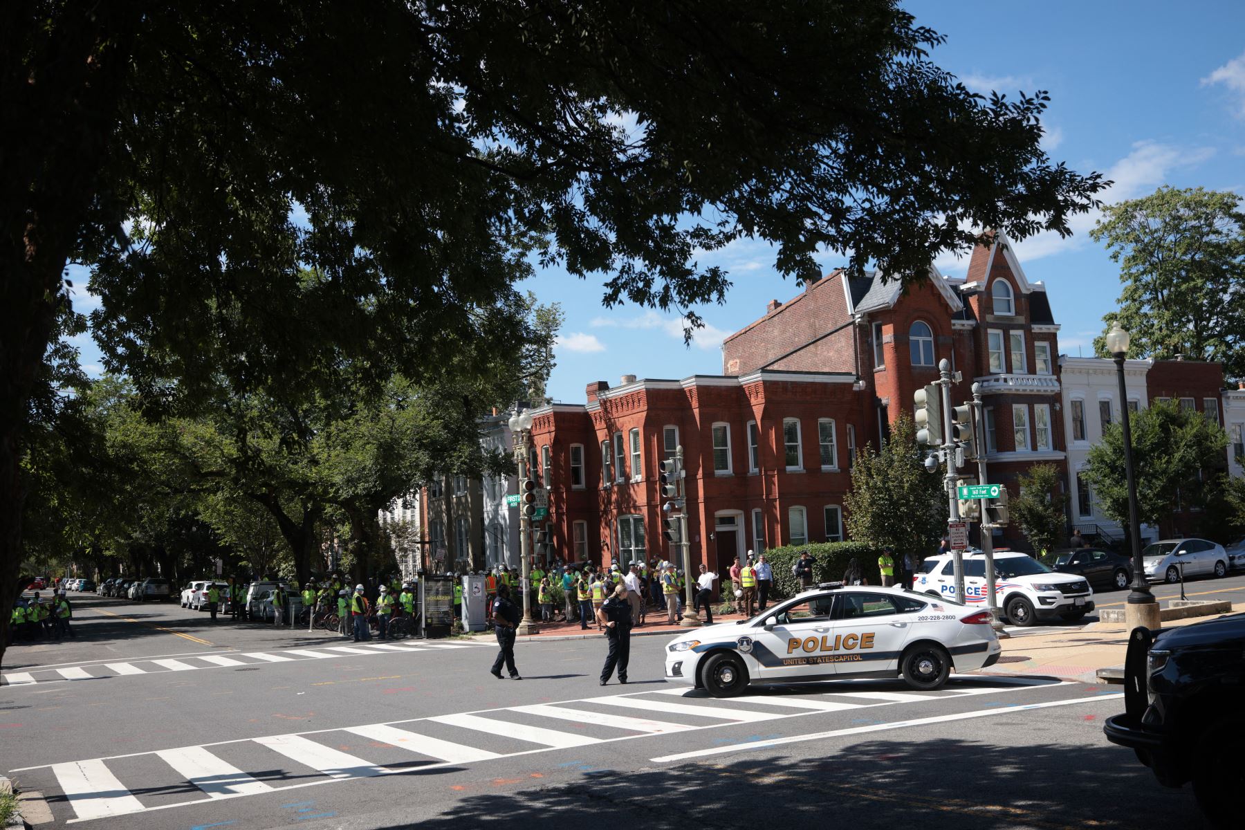 Los socorristas blocean el área después de llegar a la escena para investigar un informe de un artefacto explosivo en una camioneta cerca de la Biblioteca del Congreso en Capitol Hill, en Washington, DC.
Foto: AFP