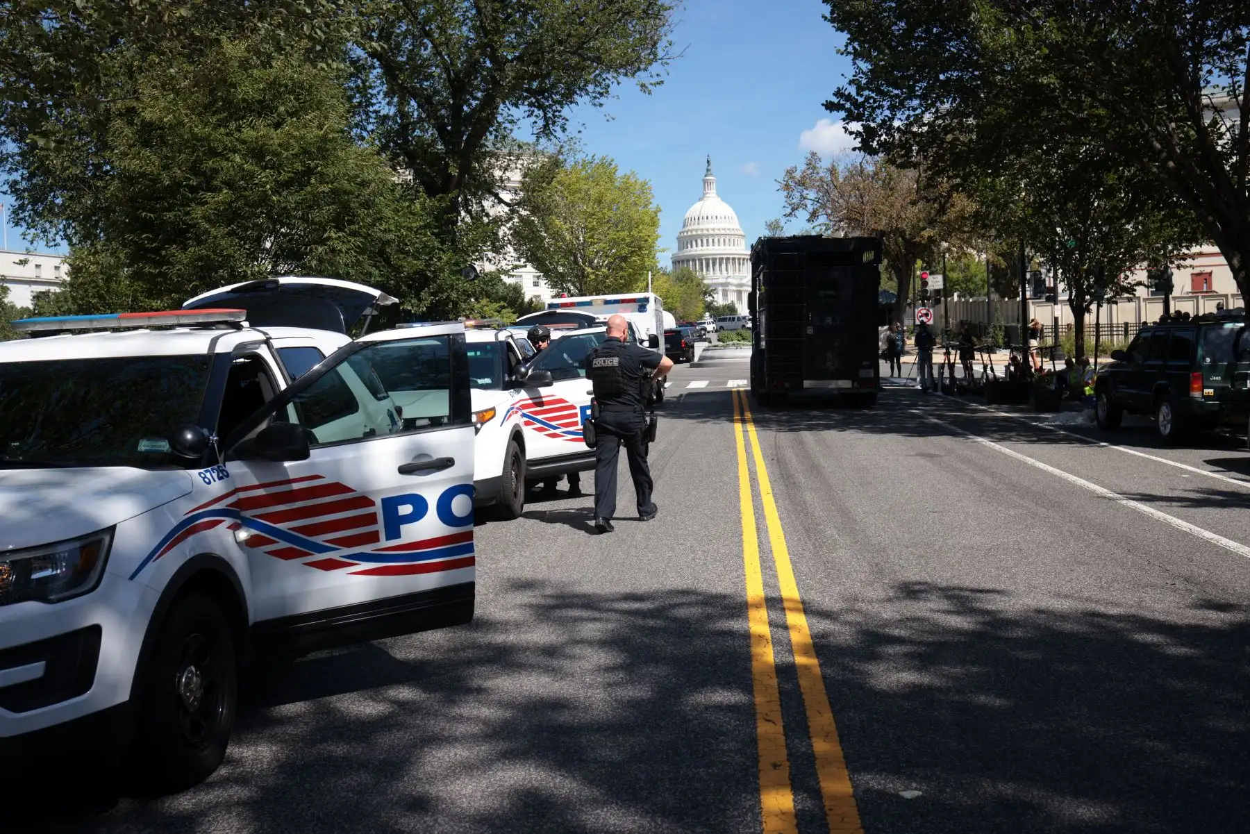 Los socorristas llegan al lugar para investigar un informe de un artefacto explosivo en una camioneta cerca de la Biblioteca del Congreso en Capitol Hill, en Washington, DC.
Foto: AFP