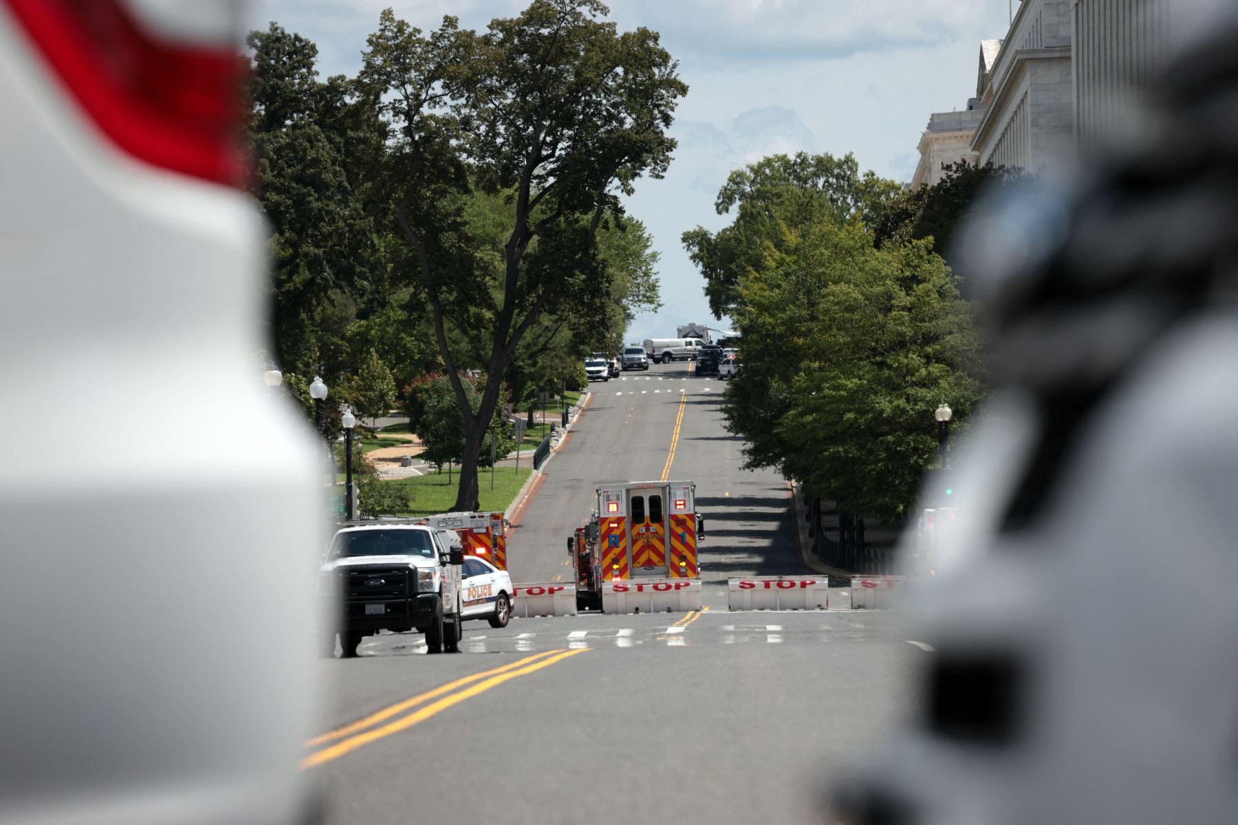 Los socorristas llegan al lugar para investigar un informe de un artefacto explosivo en una camioneta cerca de la Biblioteca del Congreso en Capitol Hill,  en Washington, DC.
Foto: AFP