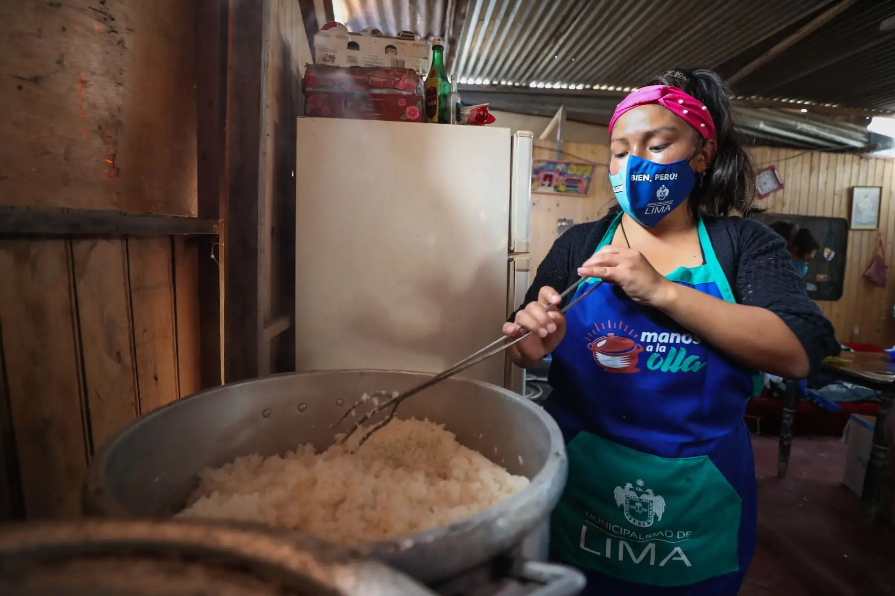 Como parte de las acciones del programa Manos a la Olla, la Municipalidad de Lima entregaó víveres a 13 ollas comunes, entre ellas, la Red de Mujeres Organizadas de Villa Torre Blanca, en el distrito de Carabayllo. Foto: MML