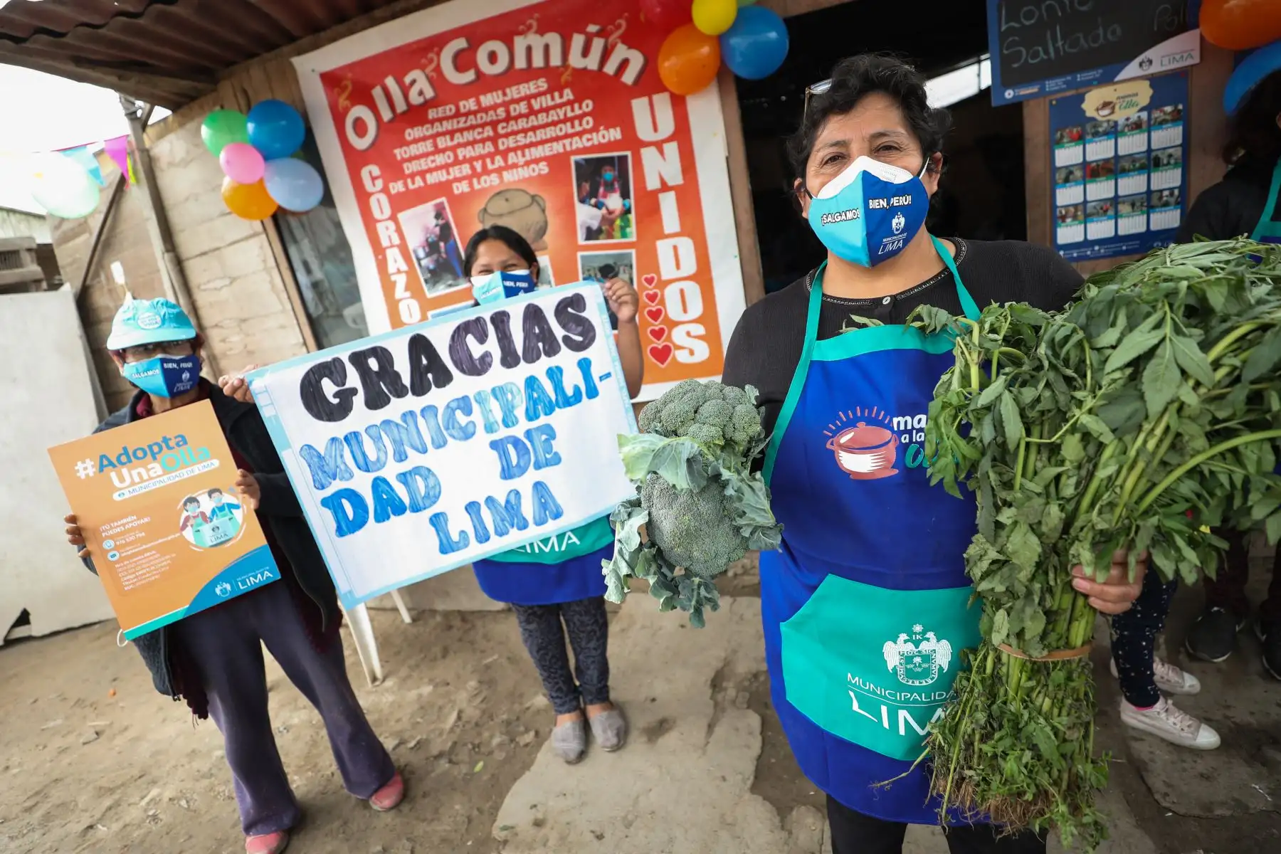Como parte de las acciones del programa Manos a la Olla, la Municipalidad de Lima entregó víveres a 13 ollas comunes, entre ellas, la Red de Mujeres Organizadas de Villa Torre Blanca, en el distrito de Carabayllo. Foto: MML