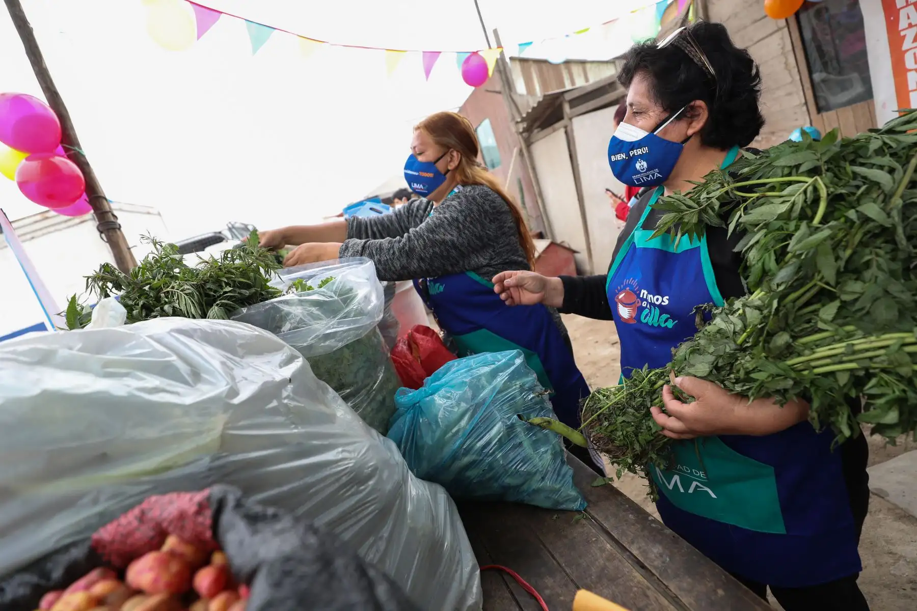 Como parte de las acciones del programa Manos a la Olla, la Municipalidad de Lima entregó víveres a 13 ollas comunes, entre ellas, la Red de Mujeres Organizadas de Villa Torre Blanca, en el distrito de Carabayllo. Foto: MML
