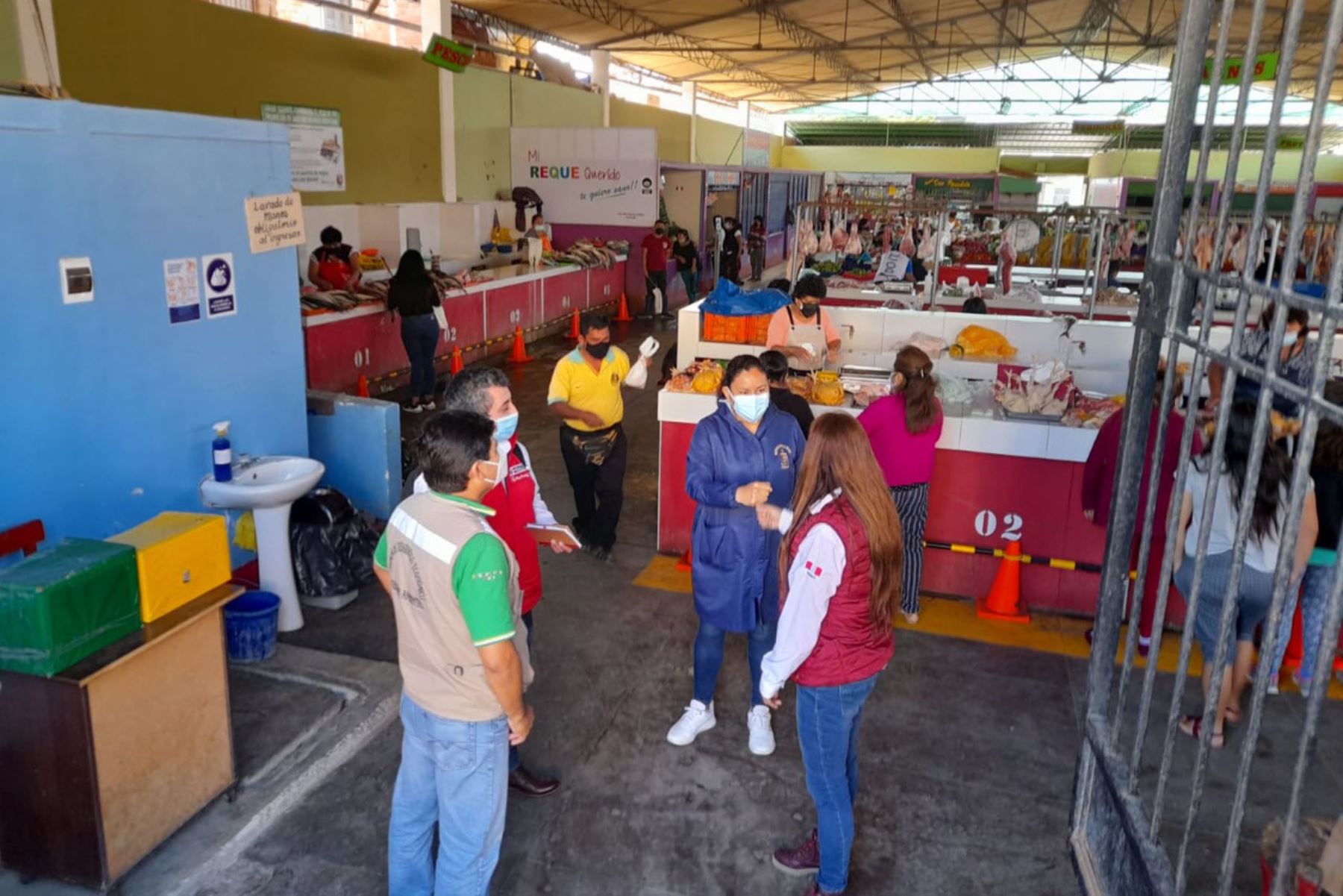 La gerenta regional de Desarrollo Productivo de Lambayeque, Patricia Ocampo, visitó los mercados de Reque, José Leonardo Ortiz y Chiclayo. Foto: ANDINA/Difusión