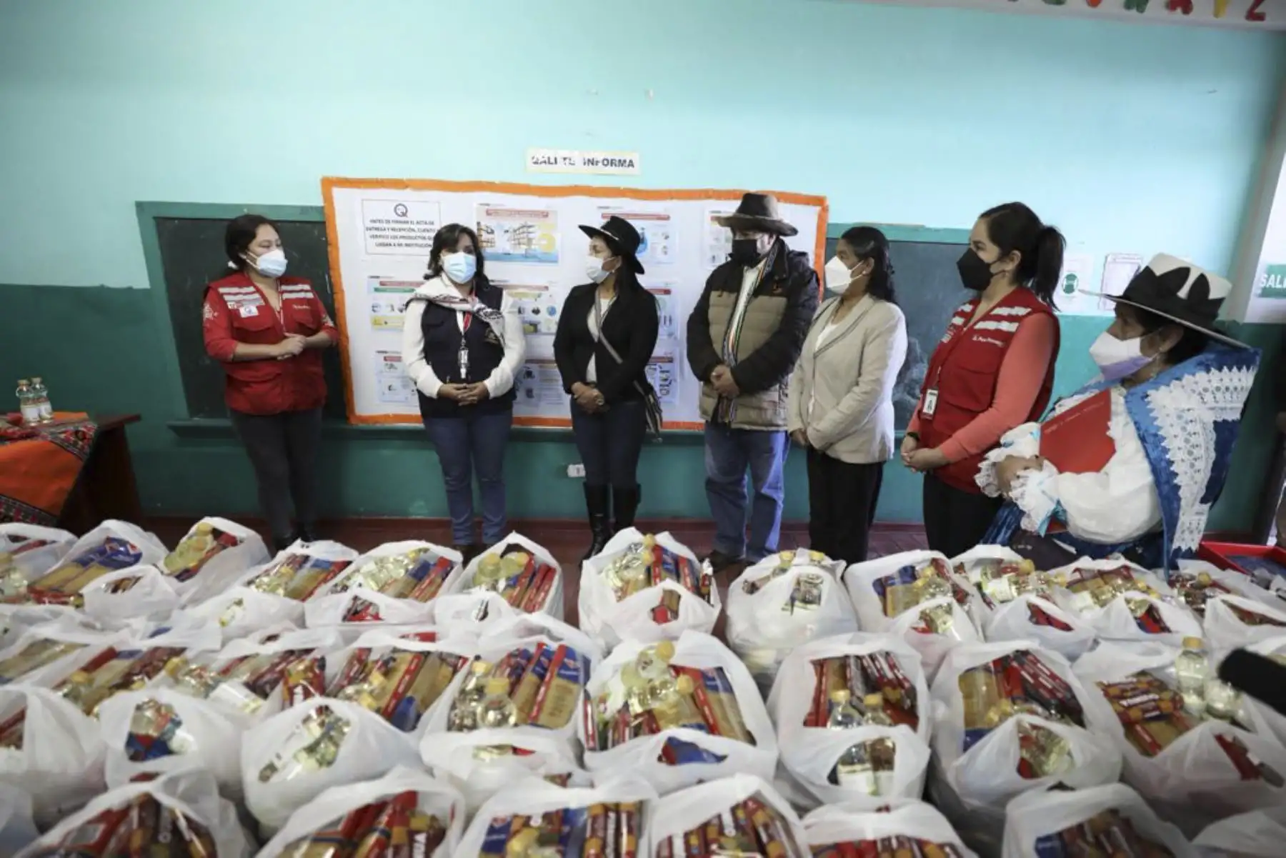 Ministra de Desarrollo e Inclusión Social, Dina Boluarte, supervisó entrega de alimentos de Qali Warma para escolares del distrito de Antabamba en la región de Apurímac. Durante su visita de trabajo comprobó el correcto funcionamiento de los programas sociales Qali Warma, Juntos, Foncodes, Pensión 65 y Cuna Más. Foto: ANDINA/MIDIS