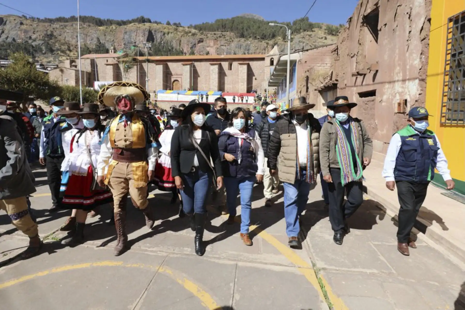Ministra de Desarrollo e Inclusión Social, Dina Boluarte, supervisó entrega de alimentos de Qali Warma para escolares del distrito de Antabamba en la región de Apurímac. Durante su visita de trabajo comprobó el correcto funcionamiento de los programas sociales Qali Warma, Juntos, Foncodes, Pensión 65 y Cuna Más. Foto: ANDINA/MIDIS