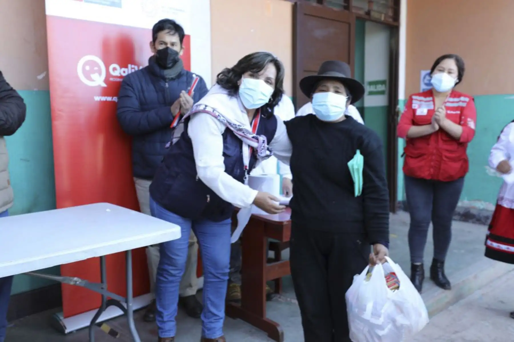 Ministra de Desarrollo e Inclusión Social, Dina Boluarte, supervisó entrega de alimentos de Qali Warma para escolares del distrito de Antabamba en la región de Apurímac. Durante su visita de trabajo comprobó el correcto funcionamiento de los programas sociales Qali Warma, Juntos, Foncodes, Pensión 65 y Cuna Más. Foto: ANDINA/MIDIS