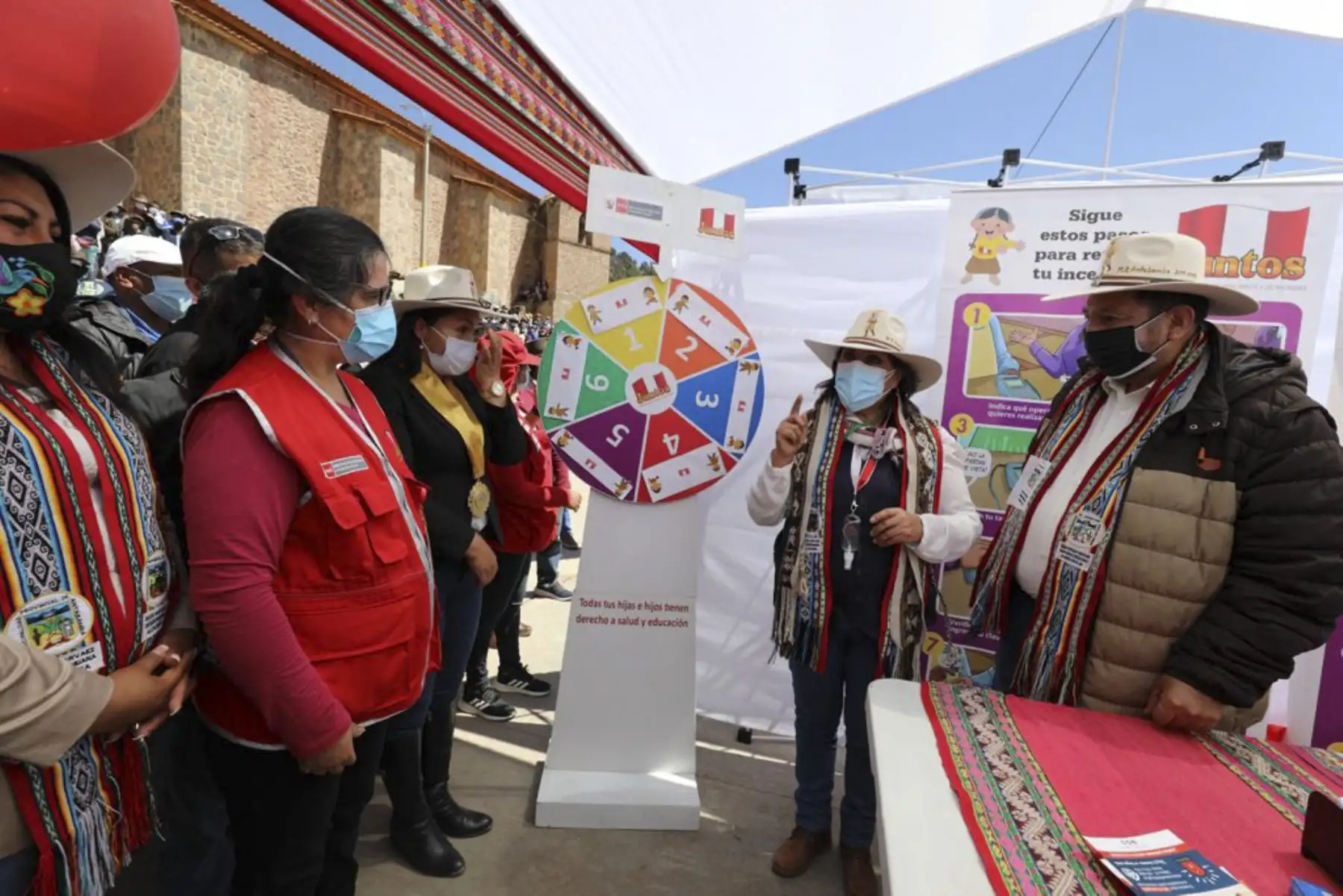 Ministra de Desarrollo e Inclusión Social, Dina Boluarte, supervisó entrega de alimentos de Qali Warma para escolares del distrito de Antabamba en la región de Apurímac. Durante su visita de trabajo comprobó el correcto funcionamiento de los programas sociales Qali Warma, Juntos, Foncodes, Pensión 65 y Cuna Más. Foto: ANDINA/MIDIS