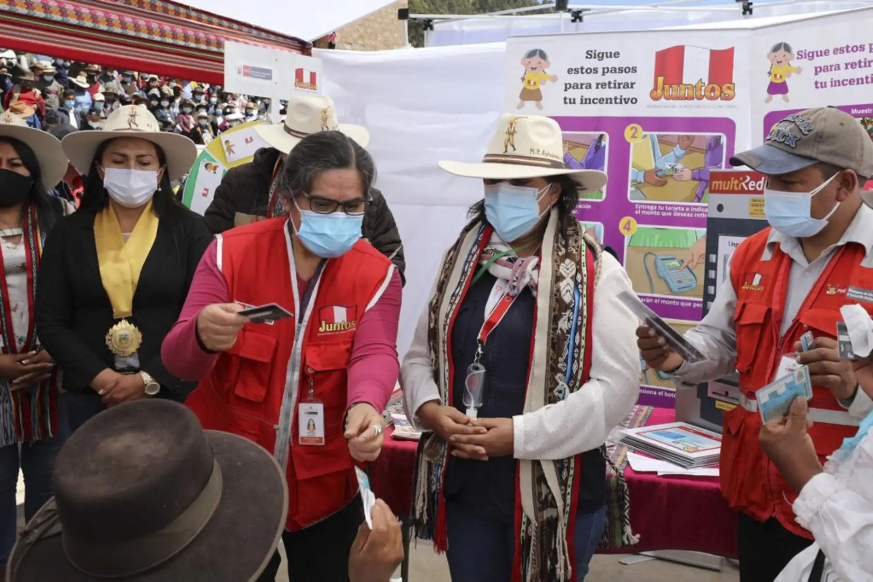 Ministra de Desarrollo e Inclusión Social, Dina Boluarte, supervisó entrega de alimentos de Qali Warma para escolares del distrito de Antabamba en la región de Apurímac. Durante su visita de trabajo comprobó el correcto funcionamiento de los programas sociales Qali Warma, Juntos, Foncodes, Pensión 65 y Cuna Más. Foto: ANDINA/MIDIS