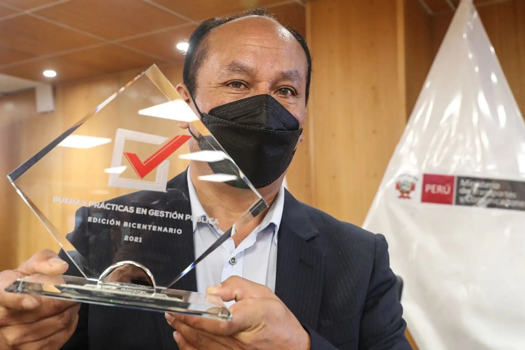 El ministro de Transportes y Comunicaciones, Juan Silva, recibe el reconocimiento de Buenas Prácticas en Gestión Pública 2021 otorgado a su sector. Foto: Cortesía.