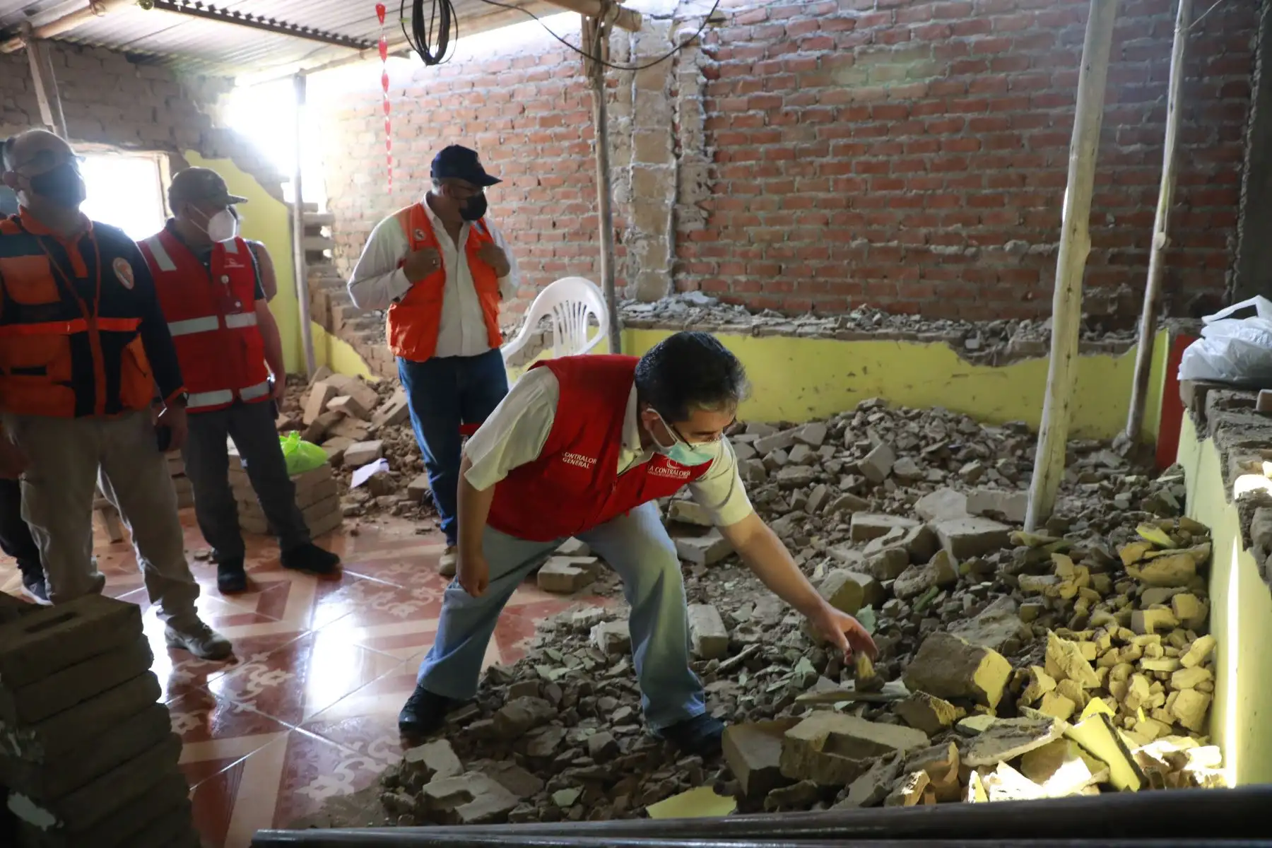 Contralor Nelson Shack supervisó daños ocurridos por el sismo en I.E. 14859 "Felipe García Figallo", y en viviendas del AA.HH. "La Alborada” en el distrito de Miguel Checa de Sullana, Piura. Foto: ANDINA/Contraloría