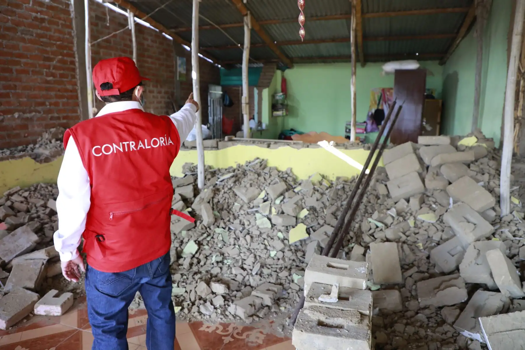 Contralor Nelson Shack supervisó daños ocurridos por el sismo en I.E. 14859 "Felipe García Figallo", y en viviendas del AA.HH. "La Alborada” en el distrito de Miguel Checa de Sullana, Piura. Foto: ANDINA/Contraloría