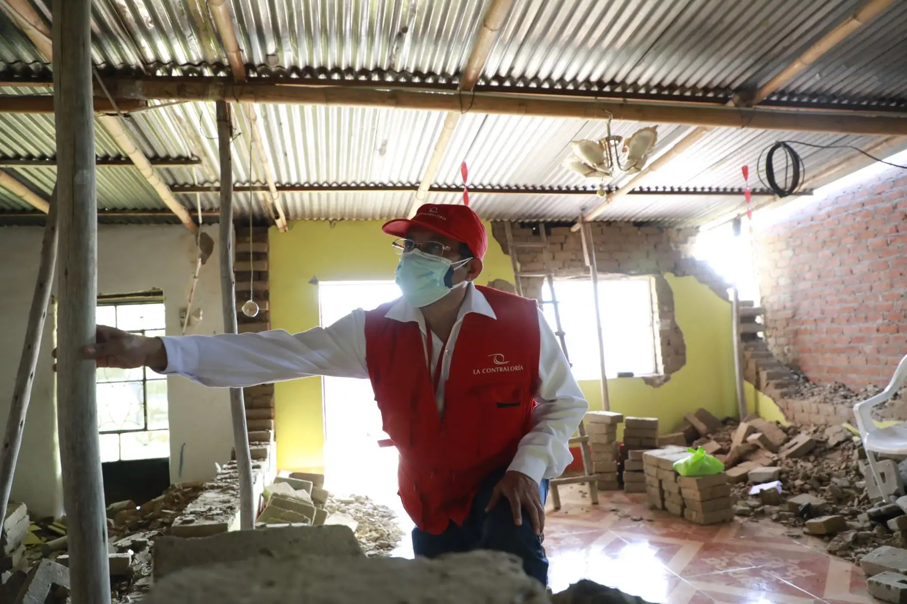 Contralor Nelson Shack supervisó daños ocurridos por el sismo en I.E. 14859 "Felipe García Figallo", y en viviendas del AA.HH. "La Alborada” en el distrito de Miguel Checa de Sullana, Piura. Foto: ANDINA/Contraloría