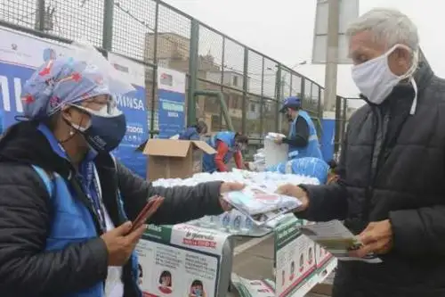 Cada kit está compuesto por 2 mascarillas textiles comunitarias y 12 mascarillas quirúrgicas para cada beneficiario. Saco exhortó a la población a extremar las medidas de bioseguridad como son el uso de doble mascarilla, lavado frecuente de manos y sobre todo, distanciamiento social.  ANDINA/ Minsa