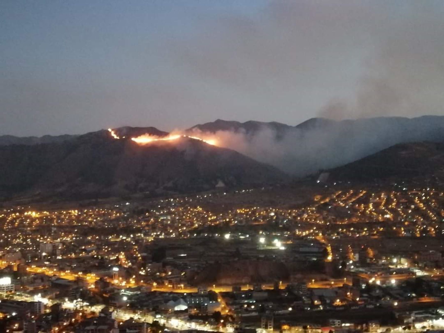 Bomberos y pobladores de Cusco controlan incendio forestal que amenazaba a la Ciudad Imperial.