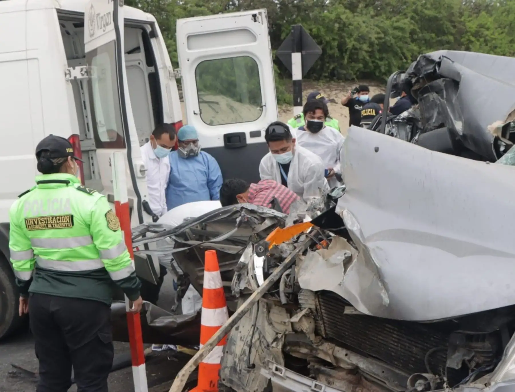 Una persona murió y otras tres resultaron heridas de gravedad a causa de un accidente de tránsito ocurrido en la carretera Panamericana Norte, cerca de la ciudad de Trujillo, en La Libertad. Foto: Stéfano Palomino, accidente de tránsito en La Libertad deja un muerto y tres heridos.
