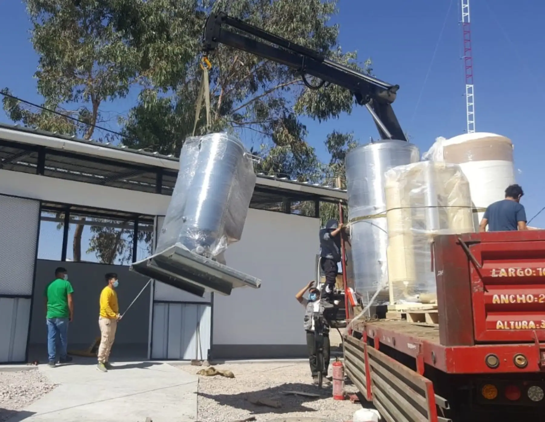 Una nueva planta de producción de oxígeno medicinal llegó a Ayacucho. El equipo se instalará en el hospital de apoyo de Puquio, capital de la provincia de Lucanas. Foto: ANDINA/difusión.