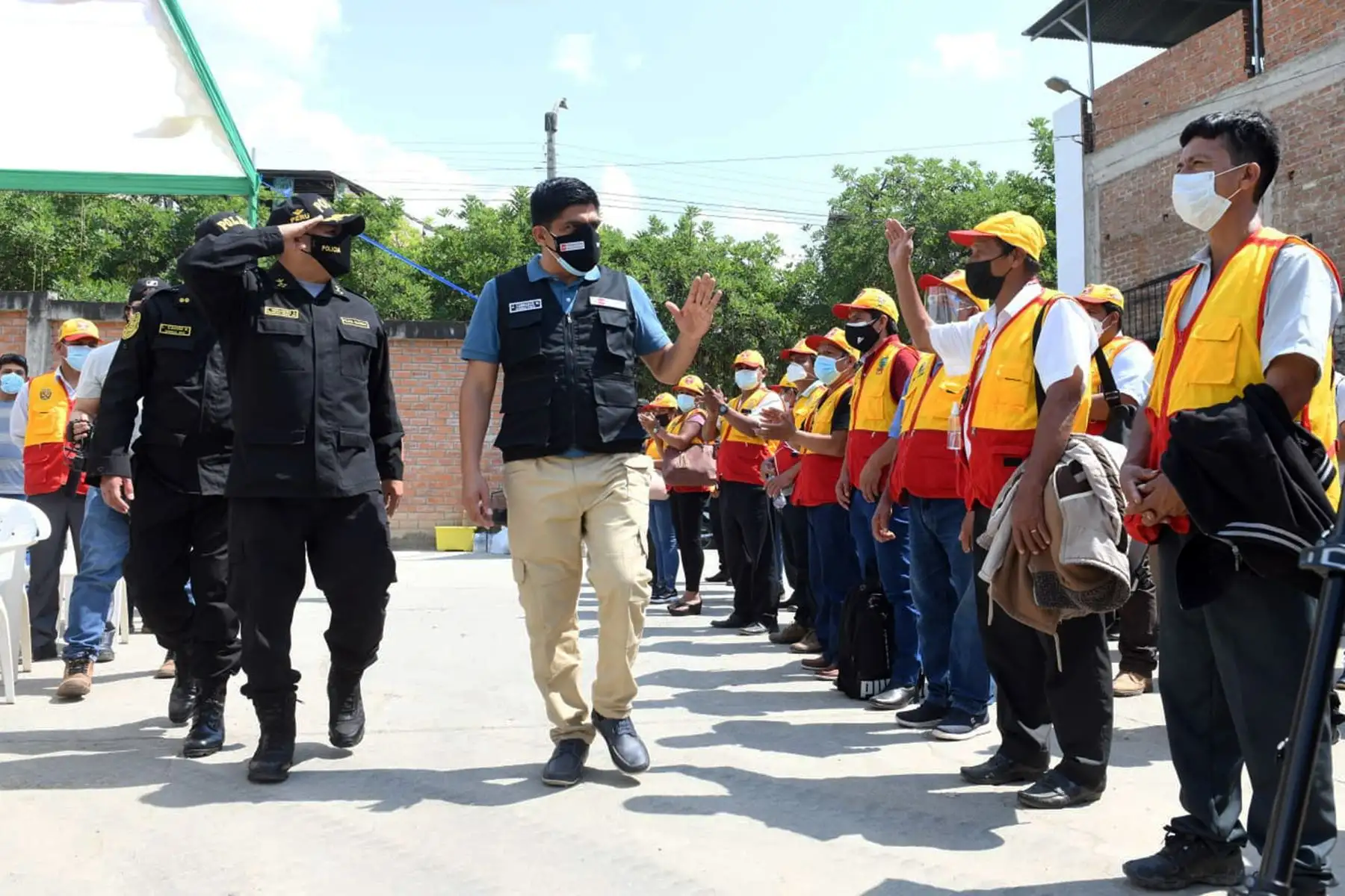 Ministro del Interior, Juan Carrasco, llega a la provincia de Bagua  y Utcubamba en  Amazonas, donde toma juramento a las juntas vecinales y redes de cooperantes que trabajarán de la mano con la 
Policía Nacional  en beneficio de la ciudadanía.
Foto: Mininter