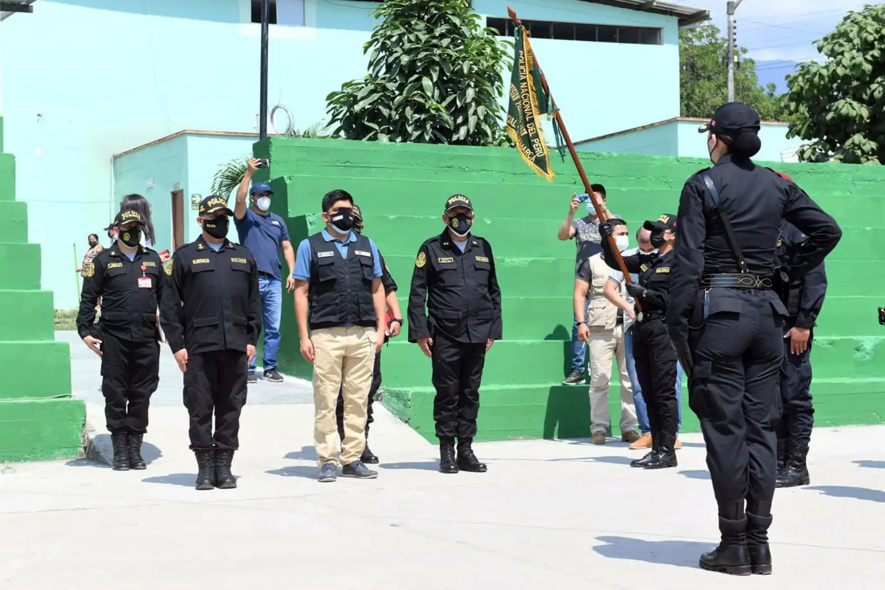 Ministro del Interior, Juan Carrasco, llega a la provincia de Bagua  y Utcubamba en  Amazonas, donde toma juramento a las juntas vecinales y redes de cooperantes que trabajarán de la mano con la 
Policía Nacional  en beneficio de la ciudadanía.
Foto: Mininter