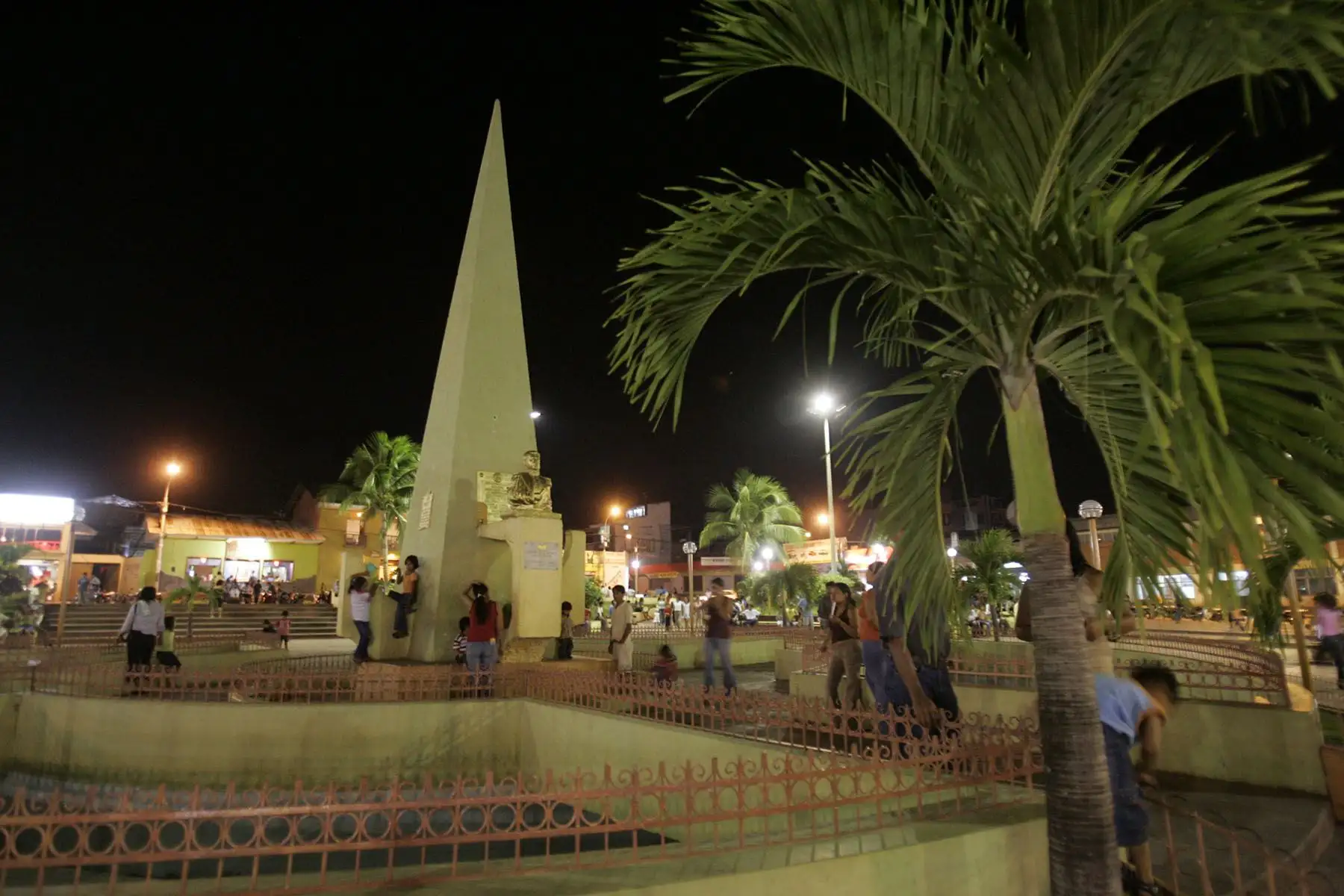 Tarapoto - 27 febrero 2008 / Vista nocturna de la Plaza de Armas de Tarapoto. 
Foto: Andina / Juan Carlos Guzmán