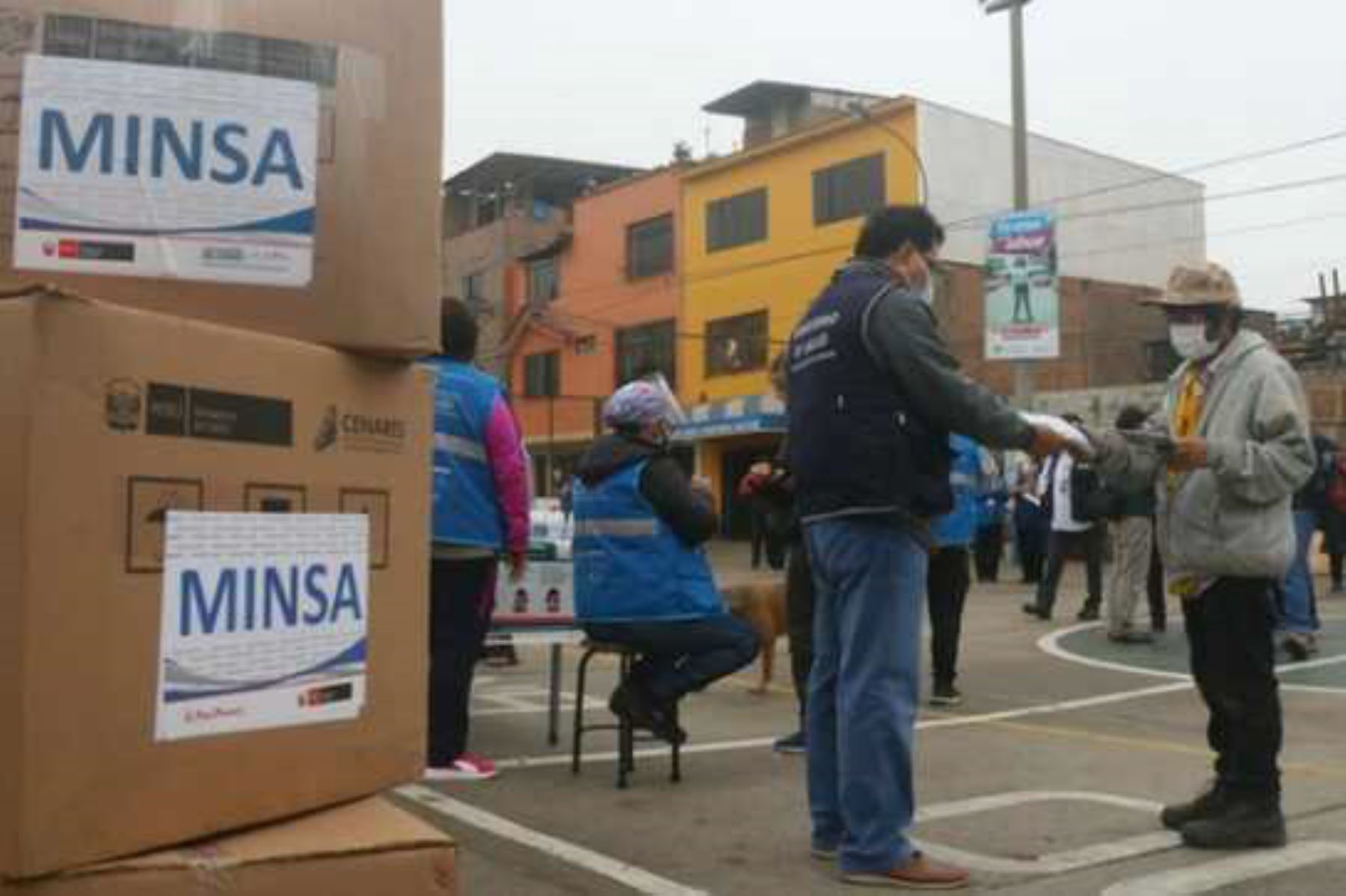 La dirección de Promoción de la Salud del Minsa es la responsable de entregar a la población más vulnerable en Lima y regiones, un kit compuesto por dos mascarillas textiles de uso comunitario y 12 mascarillas quirúrgicas descartables. Foto: ANDINA/Minsa.
