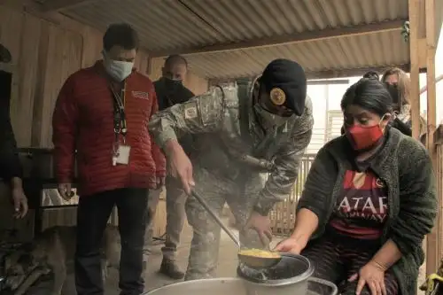 La actividad se desarrolló en el asentamiento humano El Ecológico, con presencia del Ejército del Perú, la ONG Ángeles Unidos en Acción, la Misión Cristiana Camino de Vida y la empresa Inversiones Rubín. ANDINA/ Ministerio de Defensa