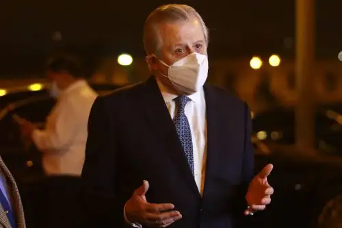 El canciller Óscar Maúrtua dialogó con la prensa esta noche. ANDINA/Jhonel Rodríguez Robles