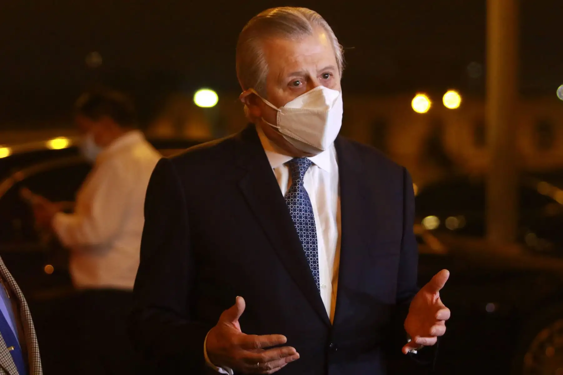 El canciller Óscar Maúrtua dialogó con la prensa esta noche. ANDINA/Jhonel Rodríguez Robles