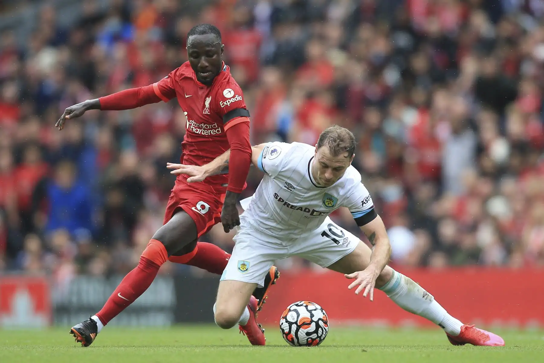 El centrocampista guineano del Liverpool, Naby Keita, compite con el delantero inglés del Burnley Ashley Barnes durante el partido de la Premier League, en el estadio Anfield. Foto: AFP