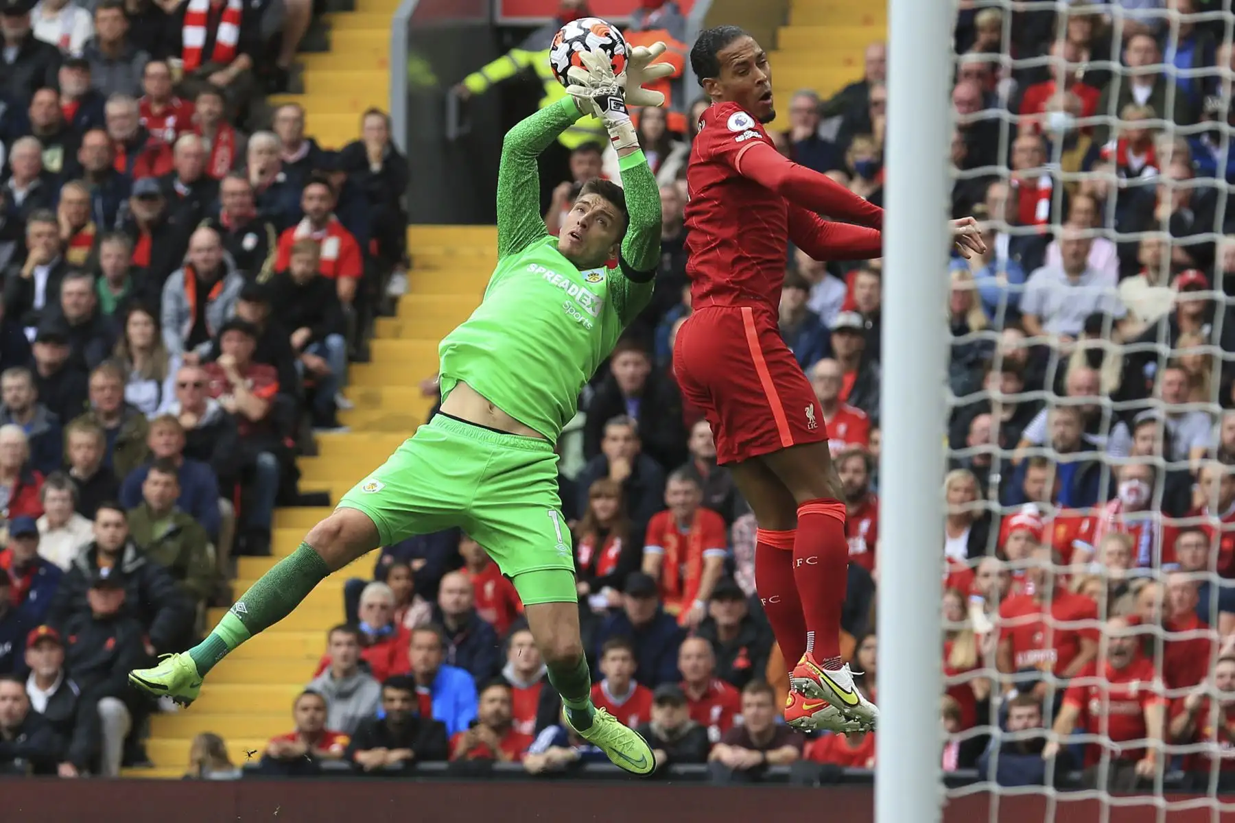 El portero inglés de Burnley Nick Pope atrapa el balón ante el ataque del holandés Virgil van Dijk del Liverpool durante el partido de la Premier League, en el estadio de Anfield. Foto: AFP