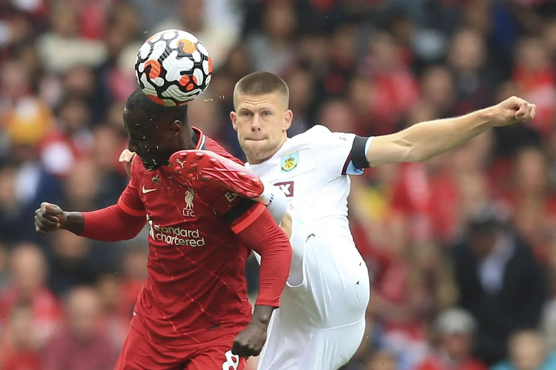 El centrocampista guineano del Liverpool Naby Keita compite con el centrocampista islandés del Burnley Johann Berg Gudmundsson durante el partido de fútbol de la Premier League, en el estadio de en Anfield. Foto: AFP