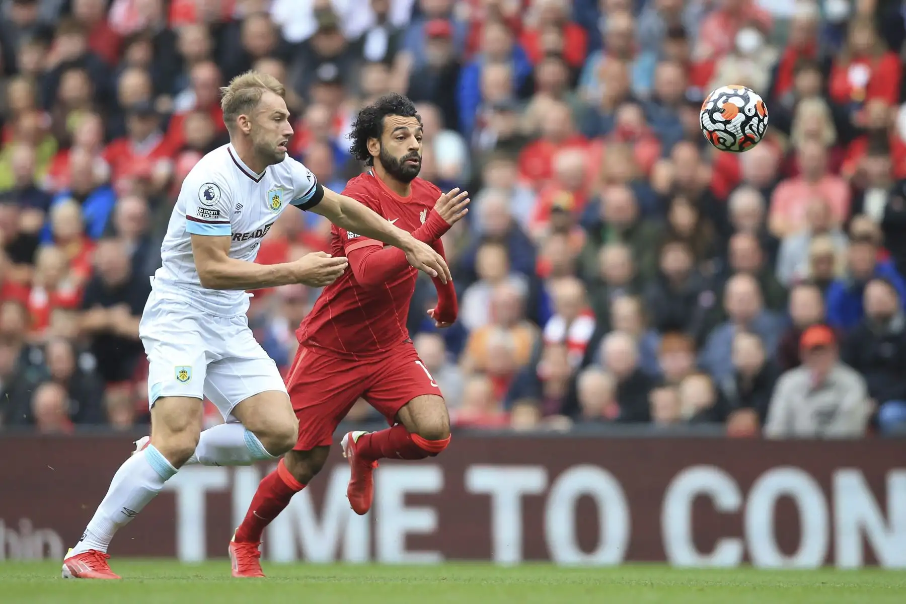 El defensor inglés de Burnley Ben Mee compite con el mediocampista egipcio del Liverpool Mohamed Salah durante el partido de fútbol de la Premier League, en el estadio de Anfield. Foto: AFP