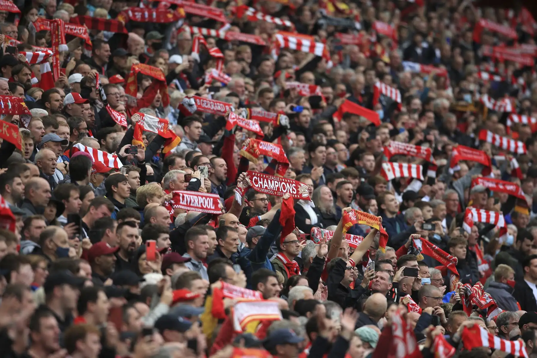 Los seguidores del Liverpool durante el partido ante Burnley por la Premier League, en el estadio de Anfield. Foto: AFP