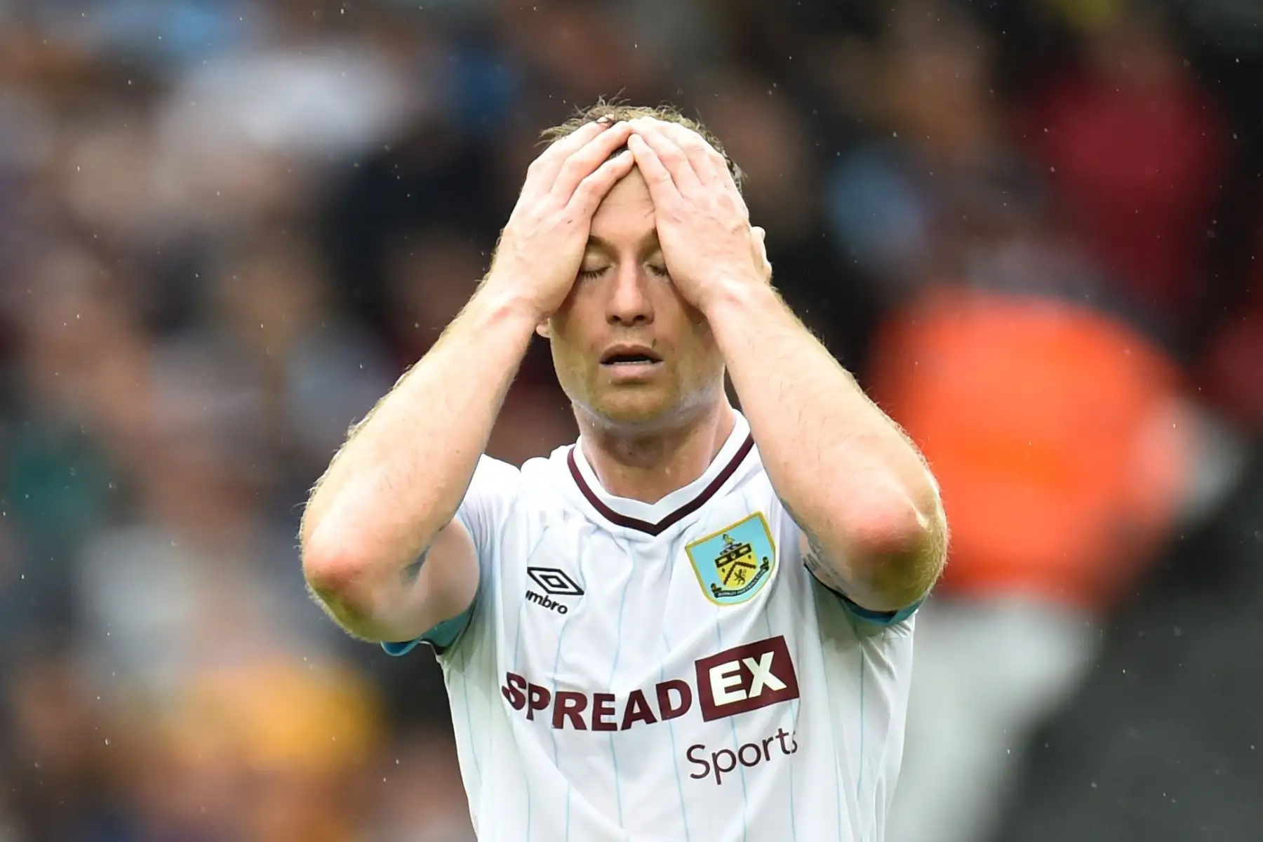 Ashley Barnes de Burnley reacciona durante partido ante Liverpool por la Liga Premier League, en Anfield. Foto: EFE