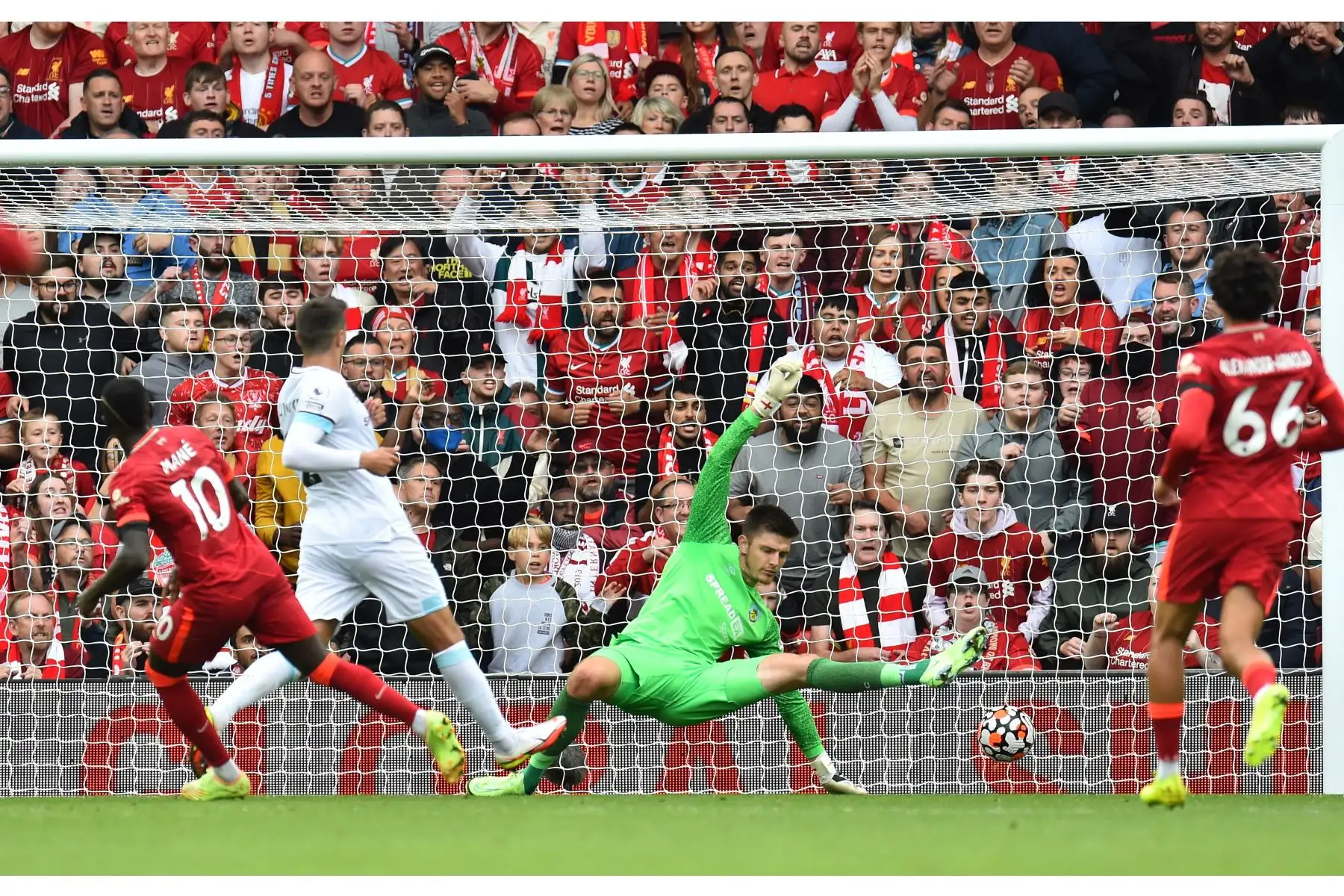 Sadio Mane de Liverpool marca el segundo gol de su equipo durante el partido ante Burnley por la Premier League, en Anfield. Foto: EFE