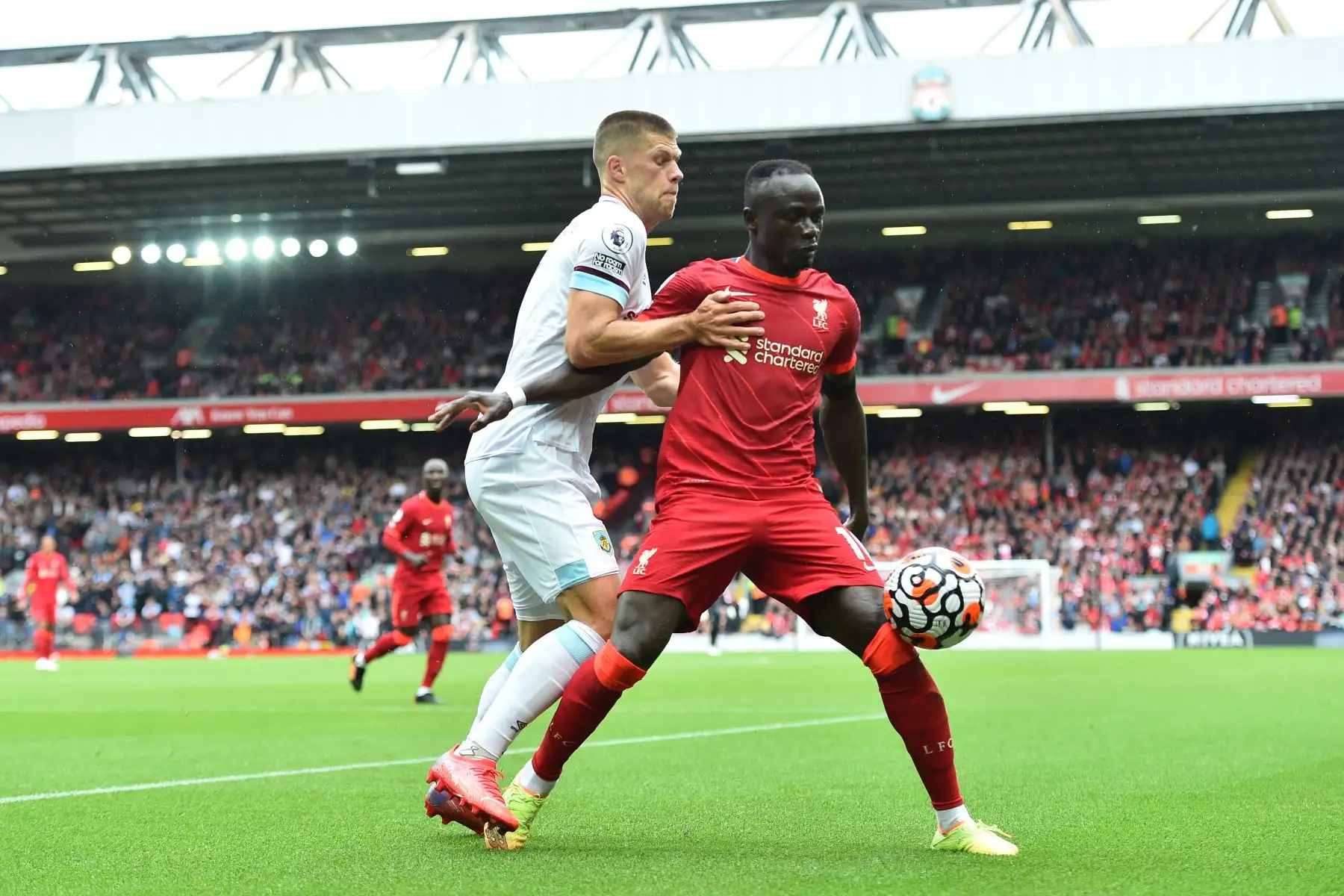 Sadio Mane de Liverpool en acción contra Johann Berg Guomundsson de Burnley durante el partido de la Premier League, en Anfield. Foto: EFE