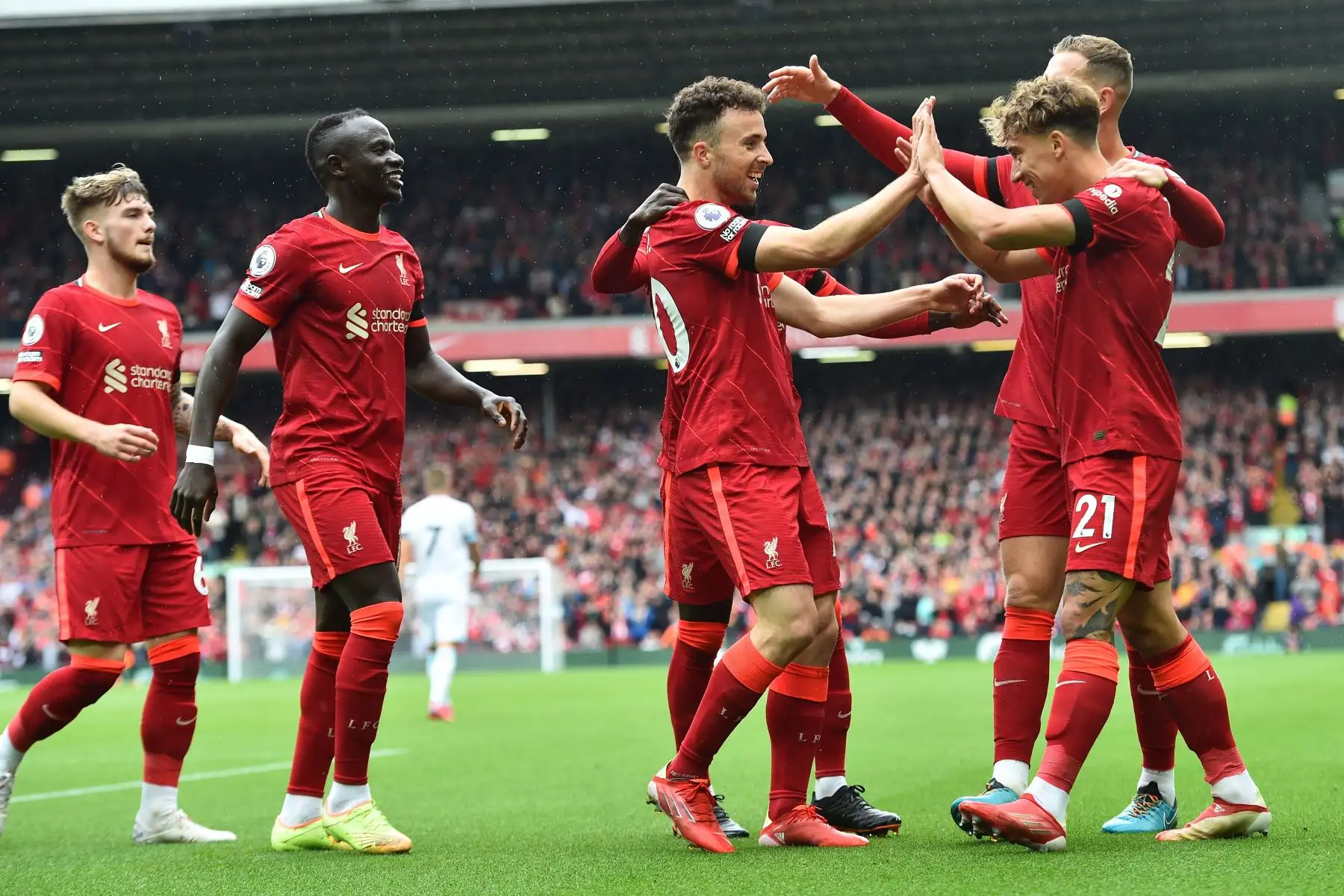 Diogo Jota del Liverpool celebra con sus compañeros de equipo tras marcar un gol ante Burnley durante partido por la Premier League, en el estadio de Anfield. Foto. EFE