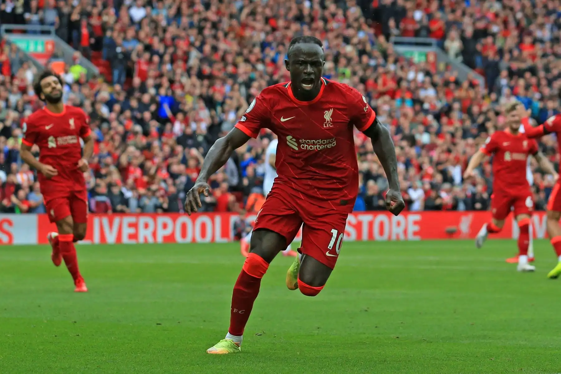 El delantero senegalés del Liverpool Sadio Mane celebra después de marcar el segundo gol de su equipo ante Burnley durante el partido por la Premier League, en Anfield. Foto. EFE
