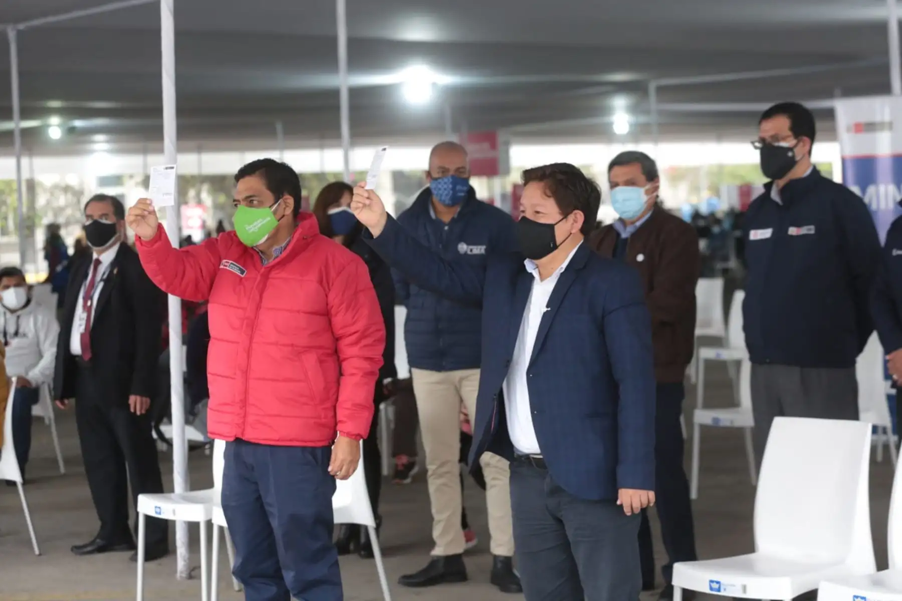 El presidente de Consejo de Ministros, Guido Bellido, recibe primera dosis de la vacuna Sinopharm contra la covid-19. Foto: PCM
