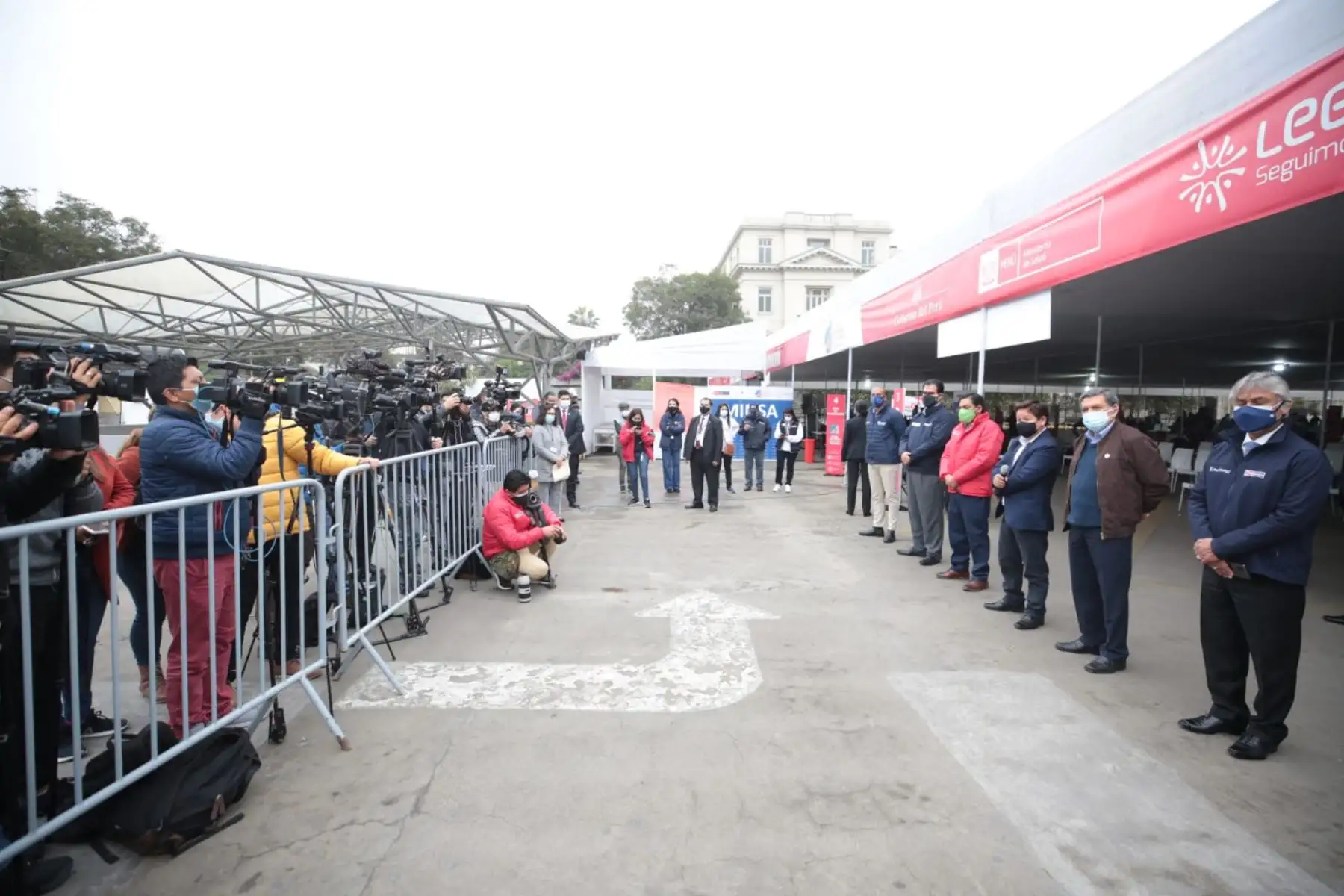 Presidente del Consejo de Ministros, Guido Bellido, declara a la prensa tras recibir vacuna Sinopharm contra el covid-19, en el Parque de la Exposición. Foto: PCM