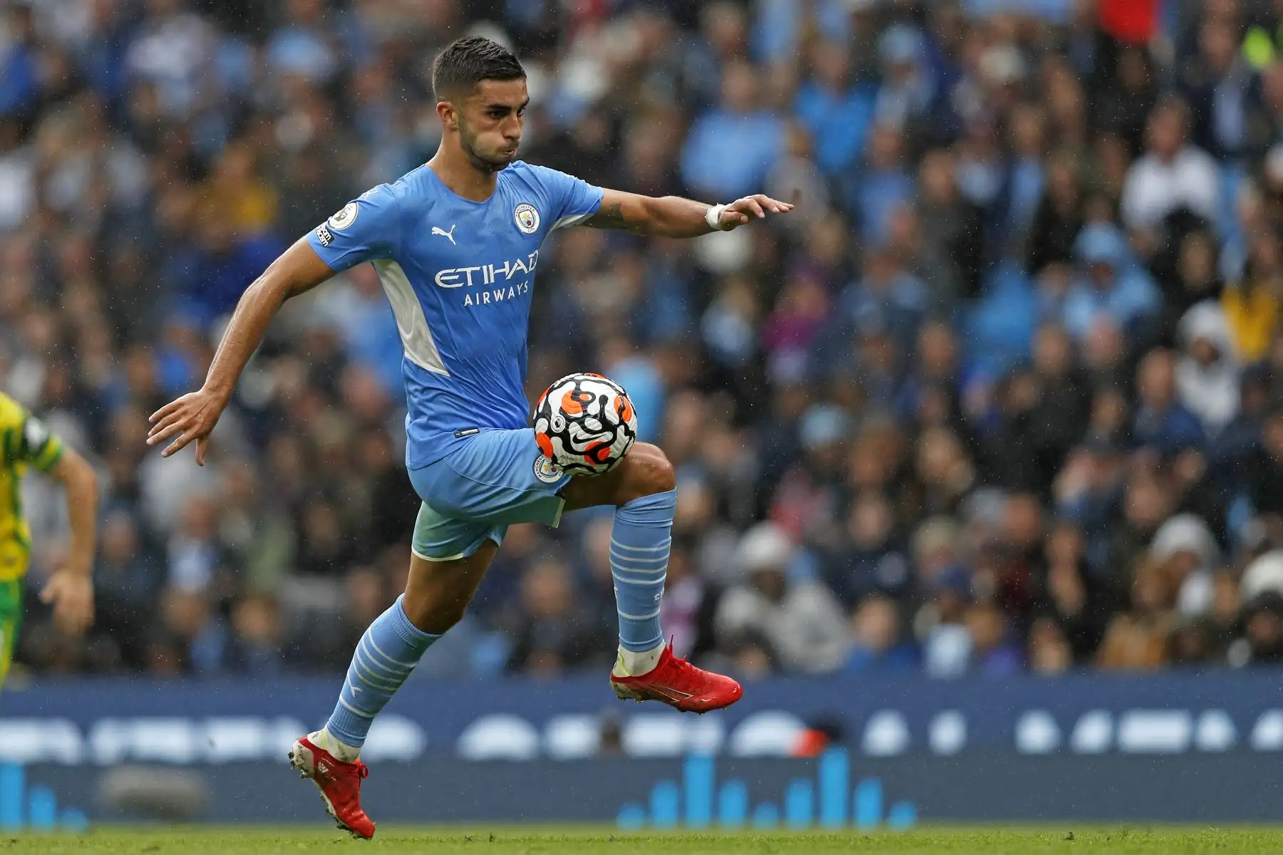 El centrocampista español del Manchester City Ferran Torres controla el balón durante el partido de la Premier League, en el Etihad Stadiumen el Etihad Stadium de Manchester. Foto: AFP