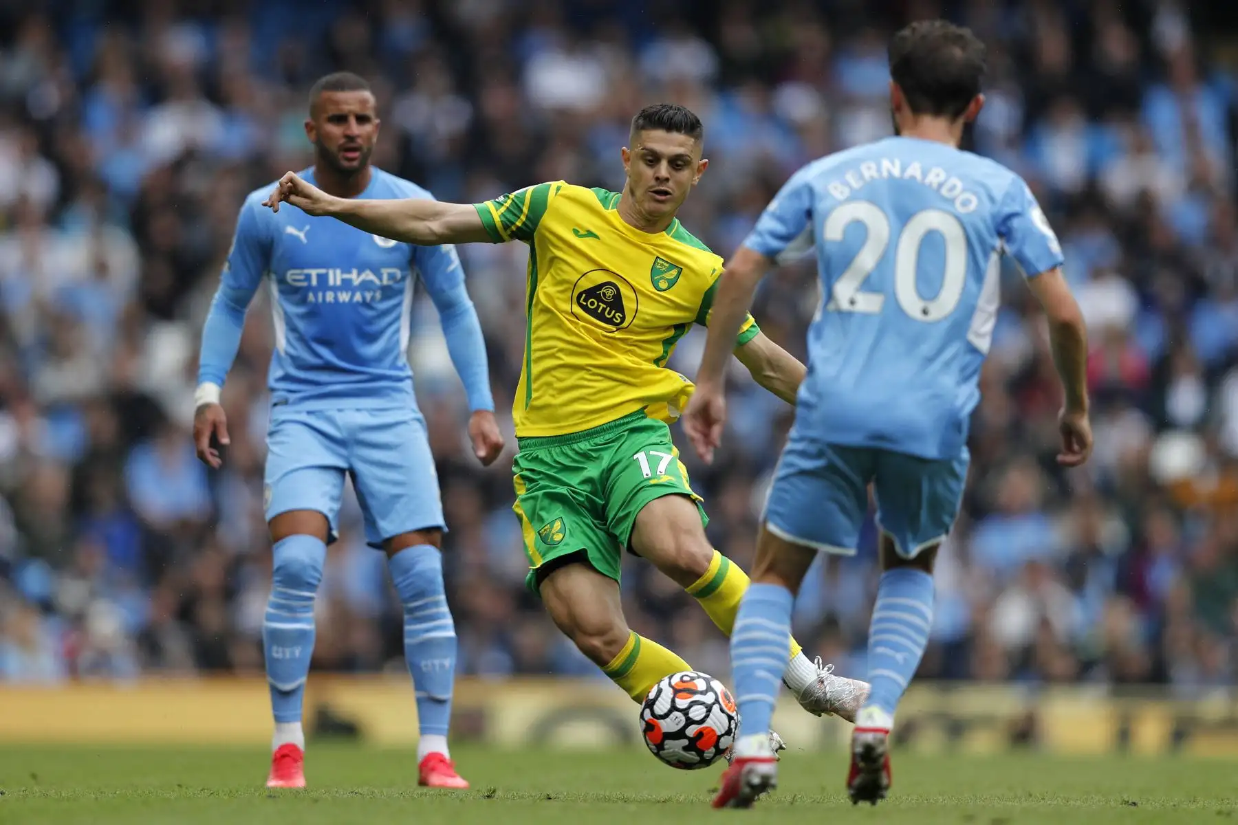El centrocampista del Norwich City Milot Rashica compite con el centrocampista portugués del Manchester City Bernardo Silva durante el partido de la Premier League, en el Etihad Stadium de Manchester. Foto: AFP