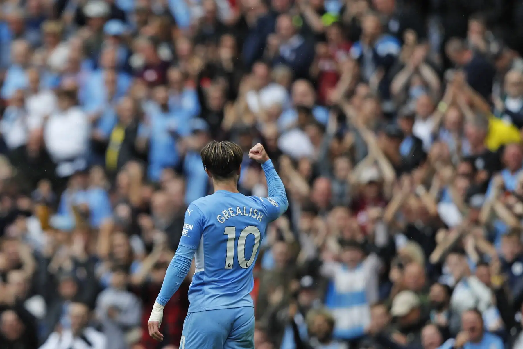 El centrocampista inglés del Manchester City, Jack Grealish, celebra tras anotar su segundo gol durante el partido de fútbol de la Premier League, en el Etihad Stadium de Manchester. Foto: AFP