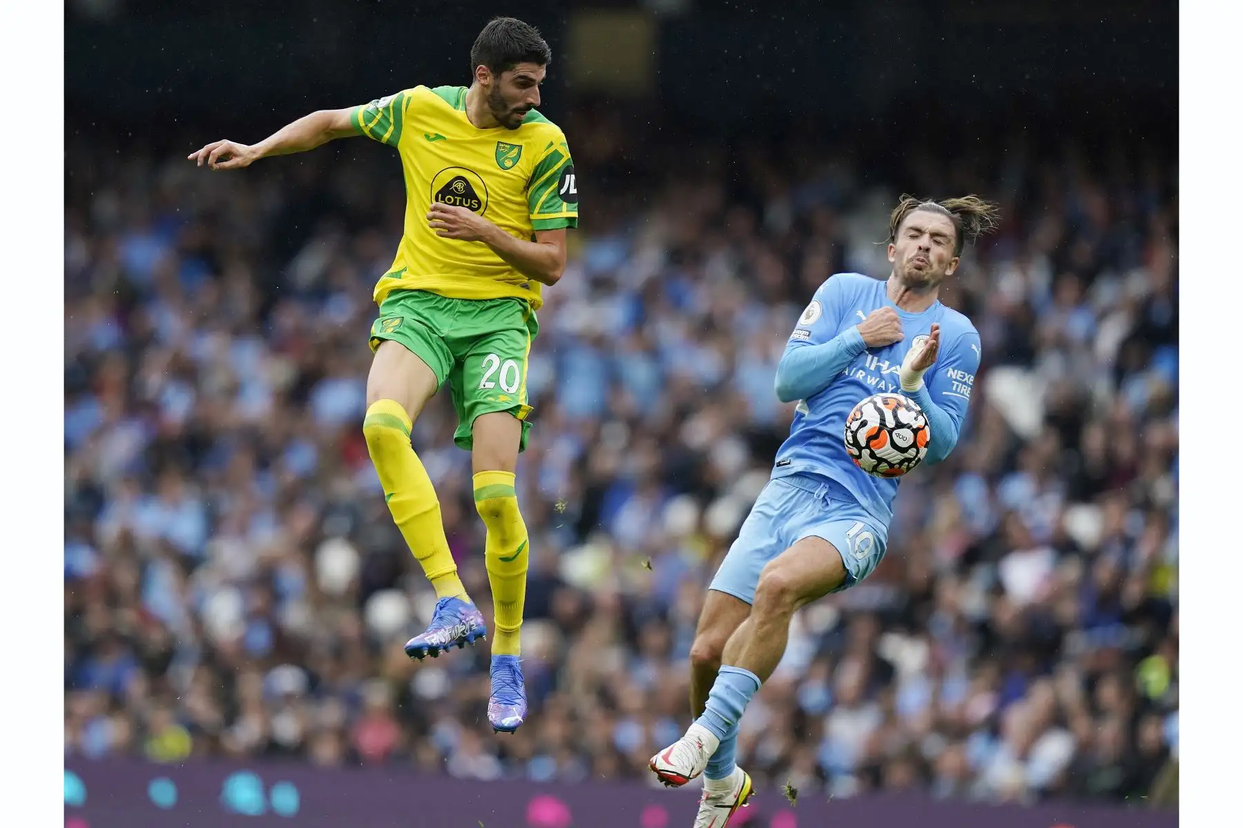 Jack Grealish del Manchester City en acción contra Pierre Lees-Melou de Norwich durante el partido de la Premier League, en el Etihad Stadium de Manchester. Foto: EFE