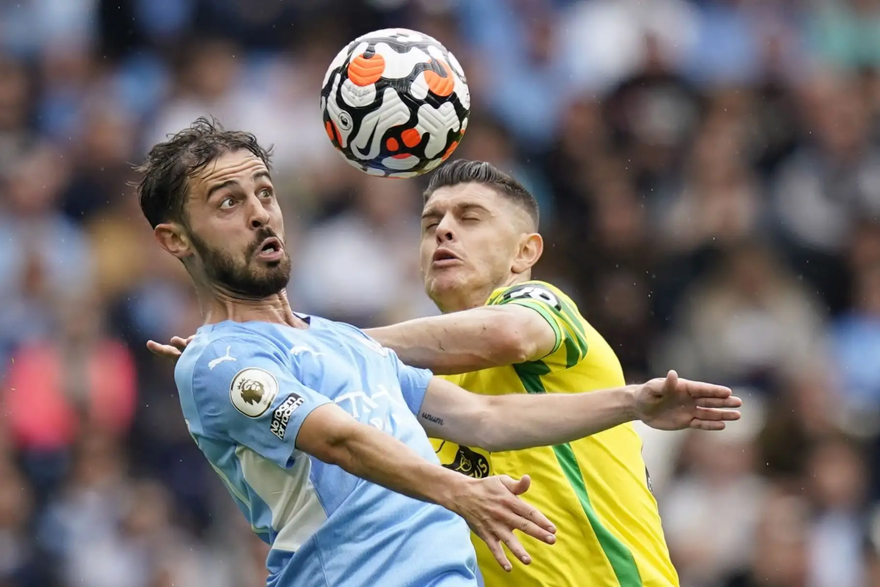 Bernardo Silva del Manchester City gana el balón durante el partido de la Premier League. Foto: EFE